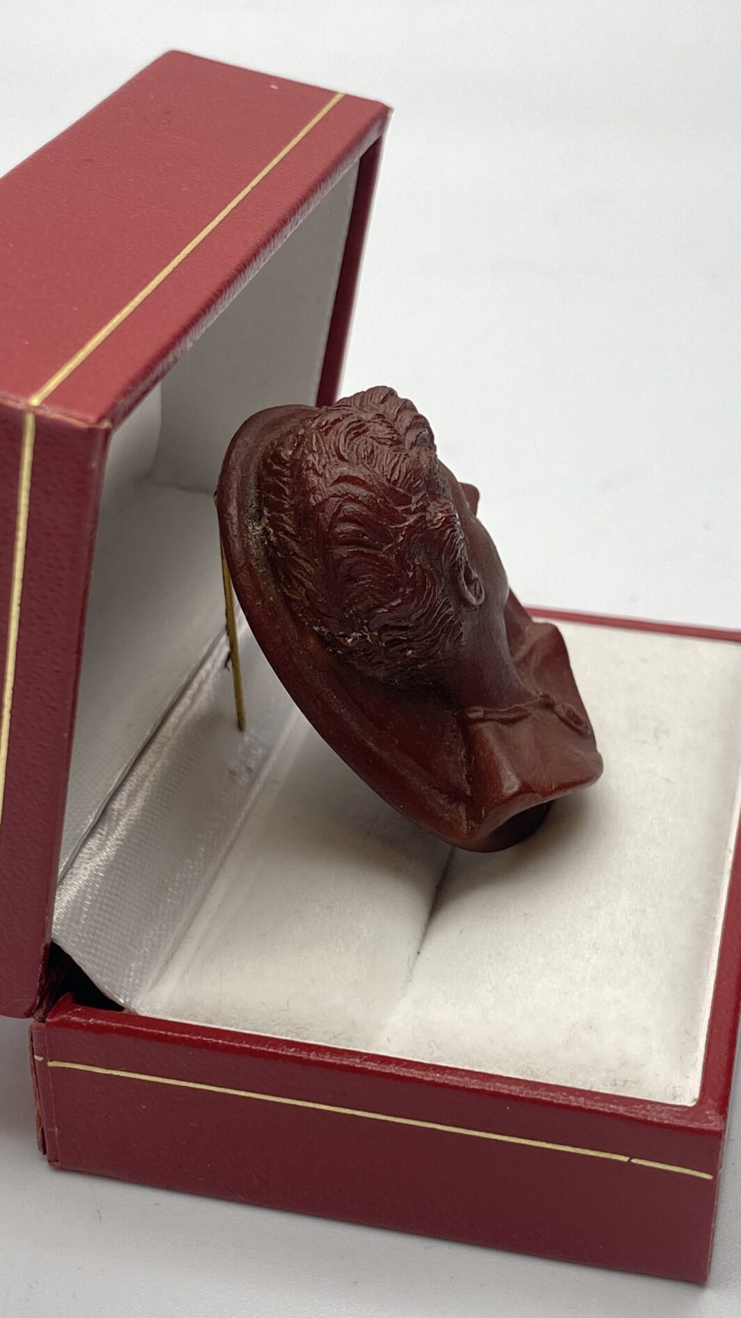 CAMMEO IN BACHELITE COLOR DIASPRO ROSSO DI SICILIA, FIRMATO DUCHY. BIGIOTTERIA VINTAGE ANNI ‘40 - immagine 3