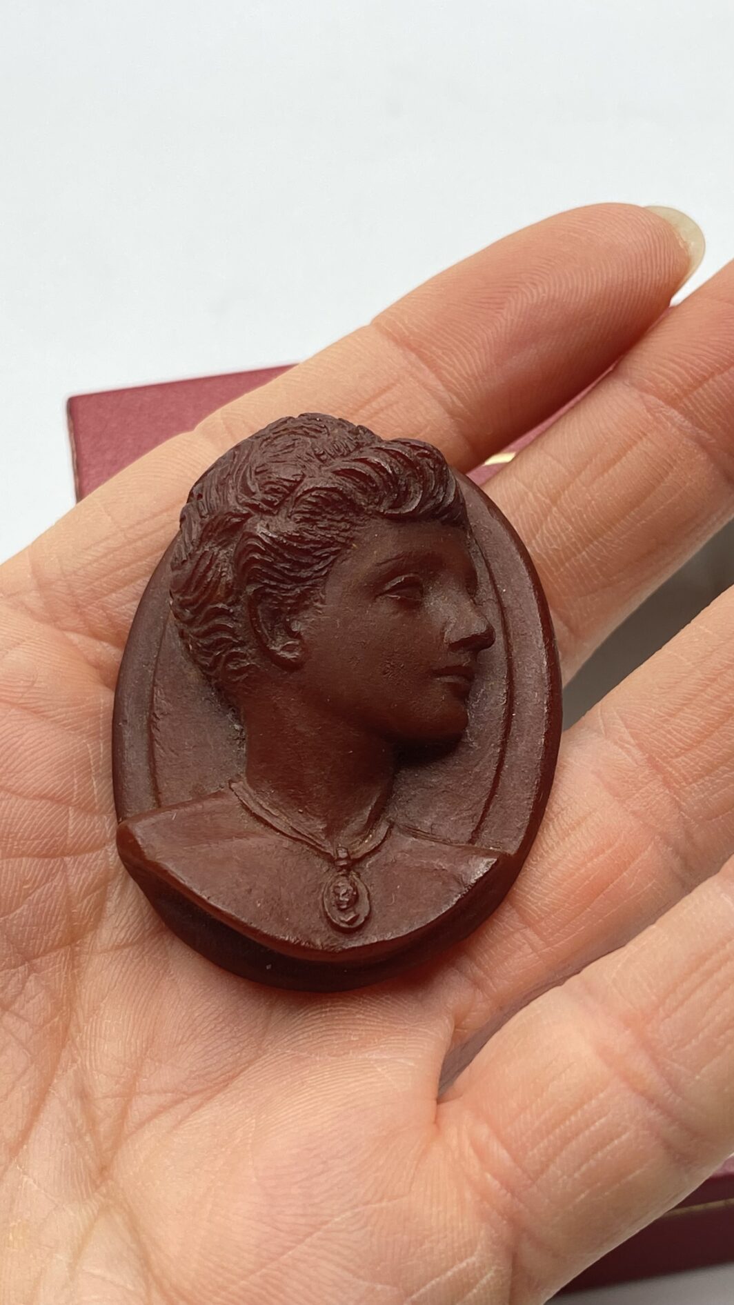 CAMMEO IN BACHELITE COLOR DIASPRO ROSSO DI SICILIA, FIRMATO DUCHY. BIGIOTTERIA VINTAGE ANNI ‘40 - immagine 6