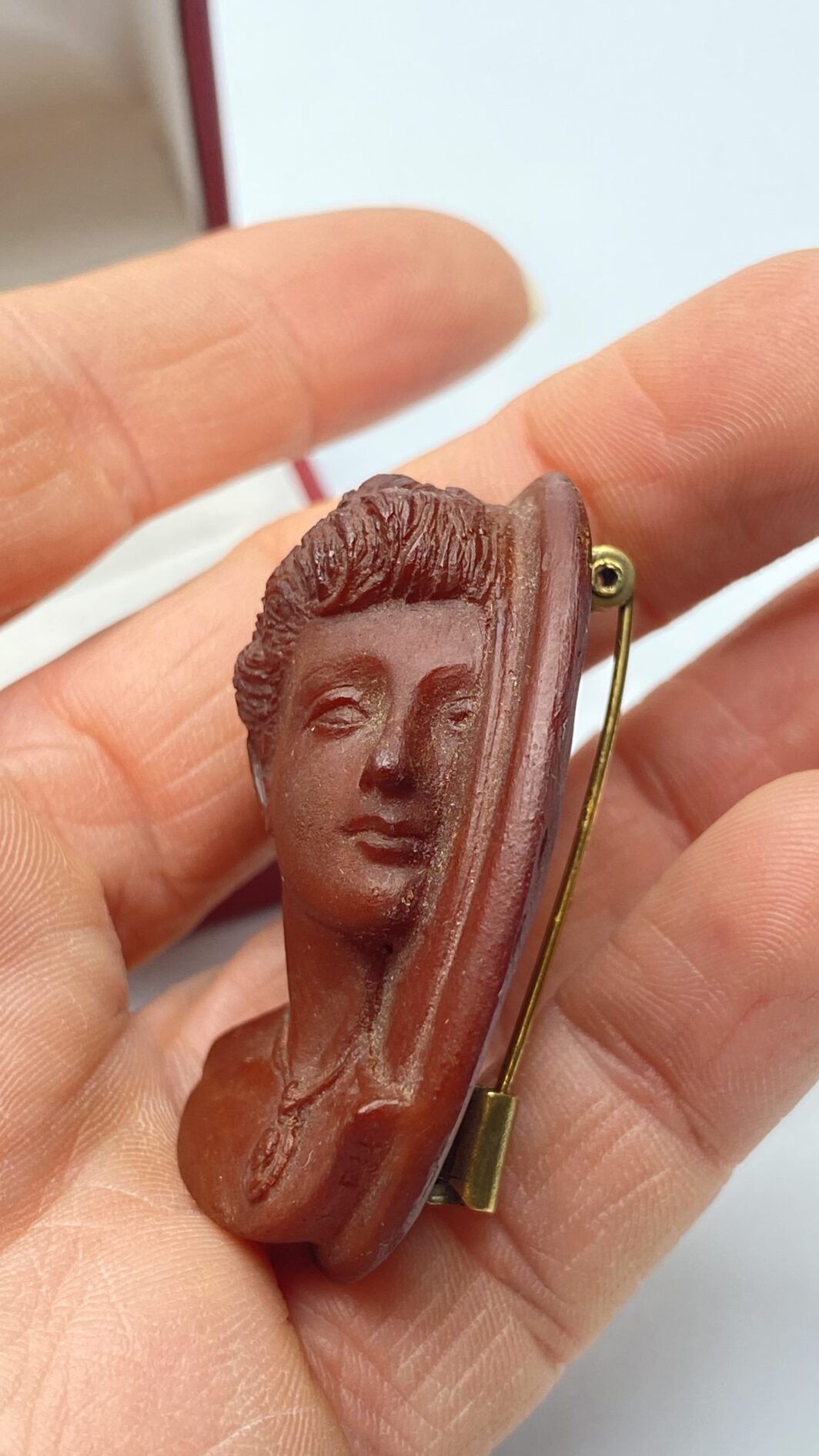 CAMMEO IN BACHELITE COLOR DIASPRO ROSSO DI SICILIA, FIRMATO DUCHY. BIGIOTTERIA VINTAGE ANNI ‘40 - immagine 2