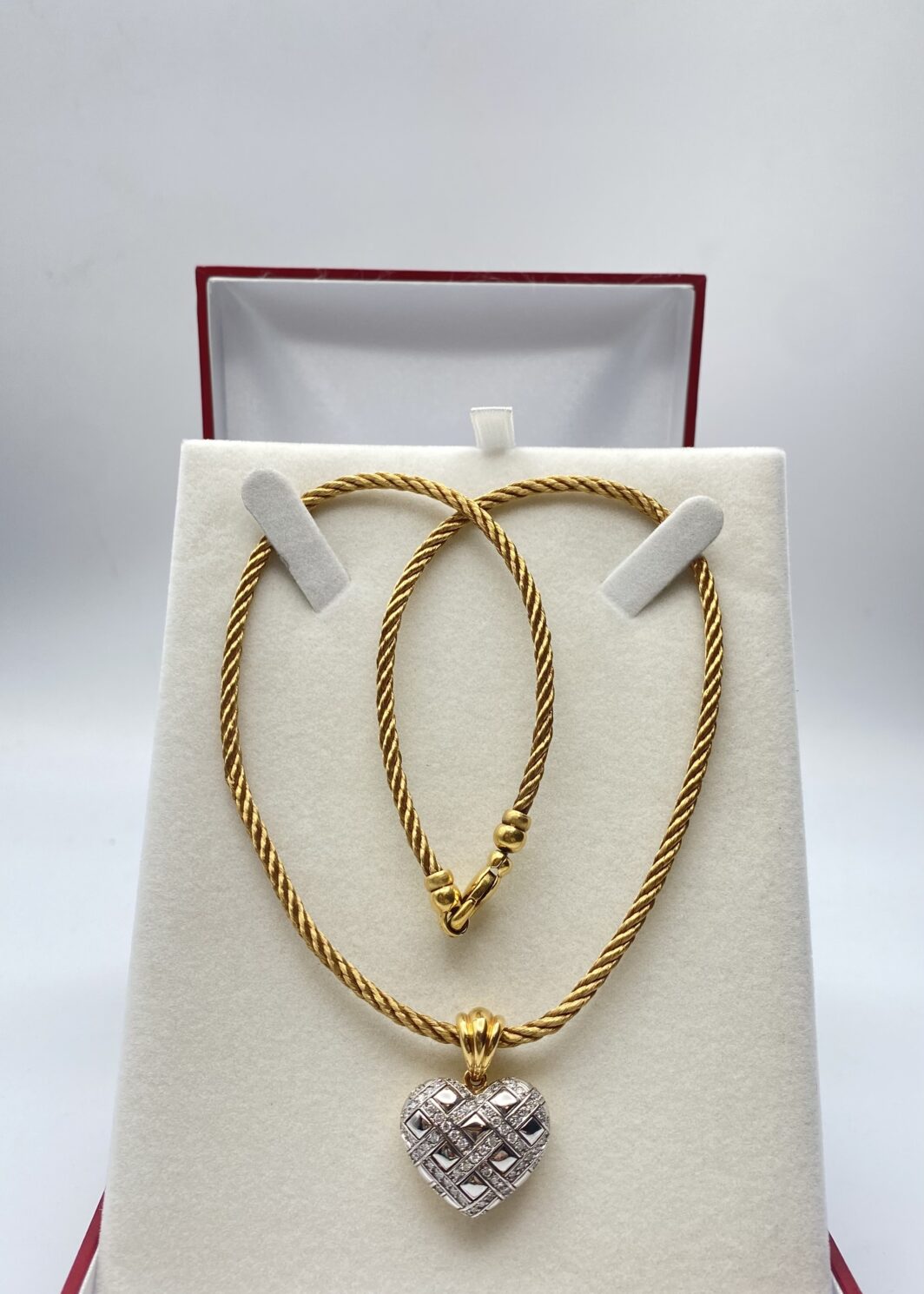 COLLIER CON CUORE DI BRILLANTI, TUTTO IN ORO 18 KT. OREFICERIA VINTAGE ANNI ‘80.