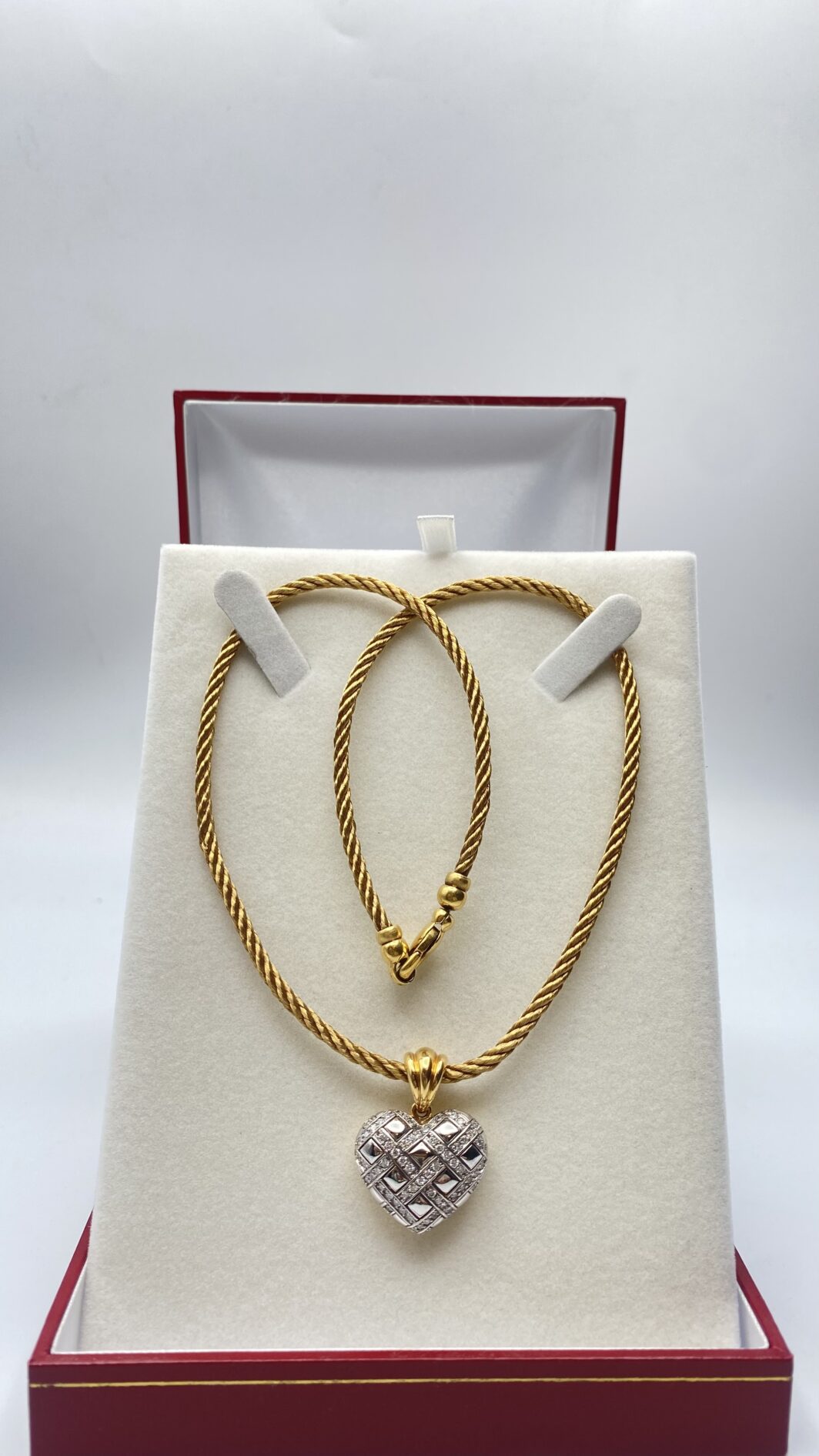 COLLIER CON CUORE DI BRILLANTI, TUTTO IN ORO 18 KT. OREFICERIA VINTAGE ANNI ‘80.