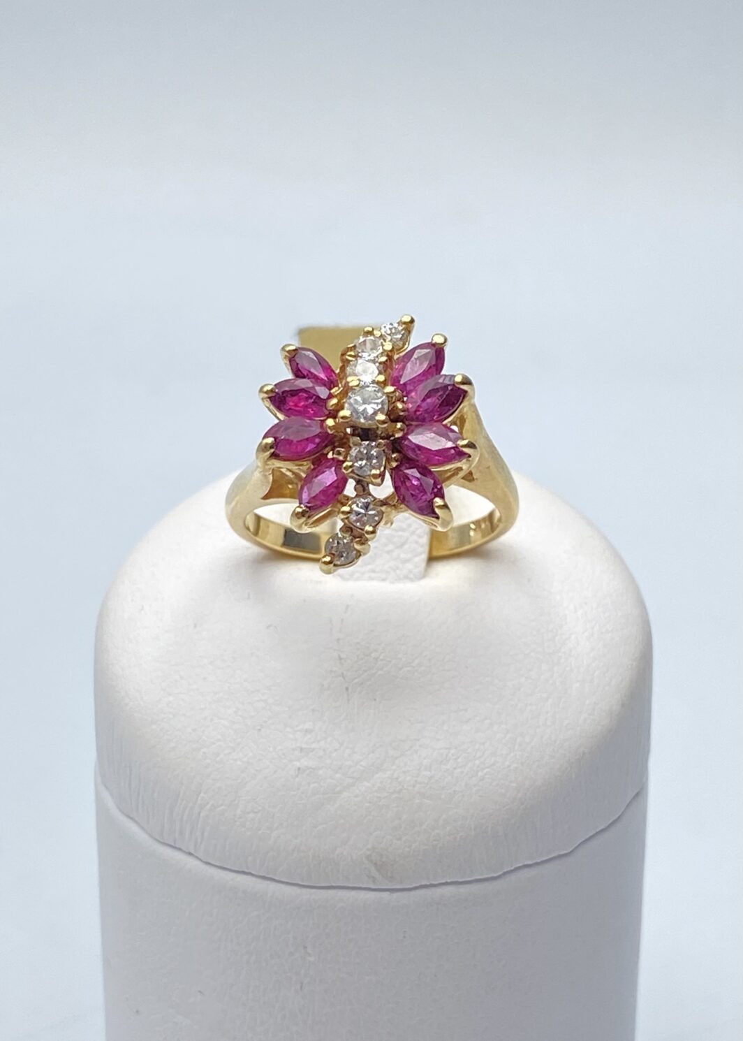 ANELLO VINTAGE ANNI ‘50, CON RUBINI E BRILLANTI, IN ORO 14KT.