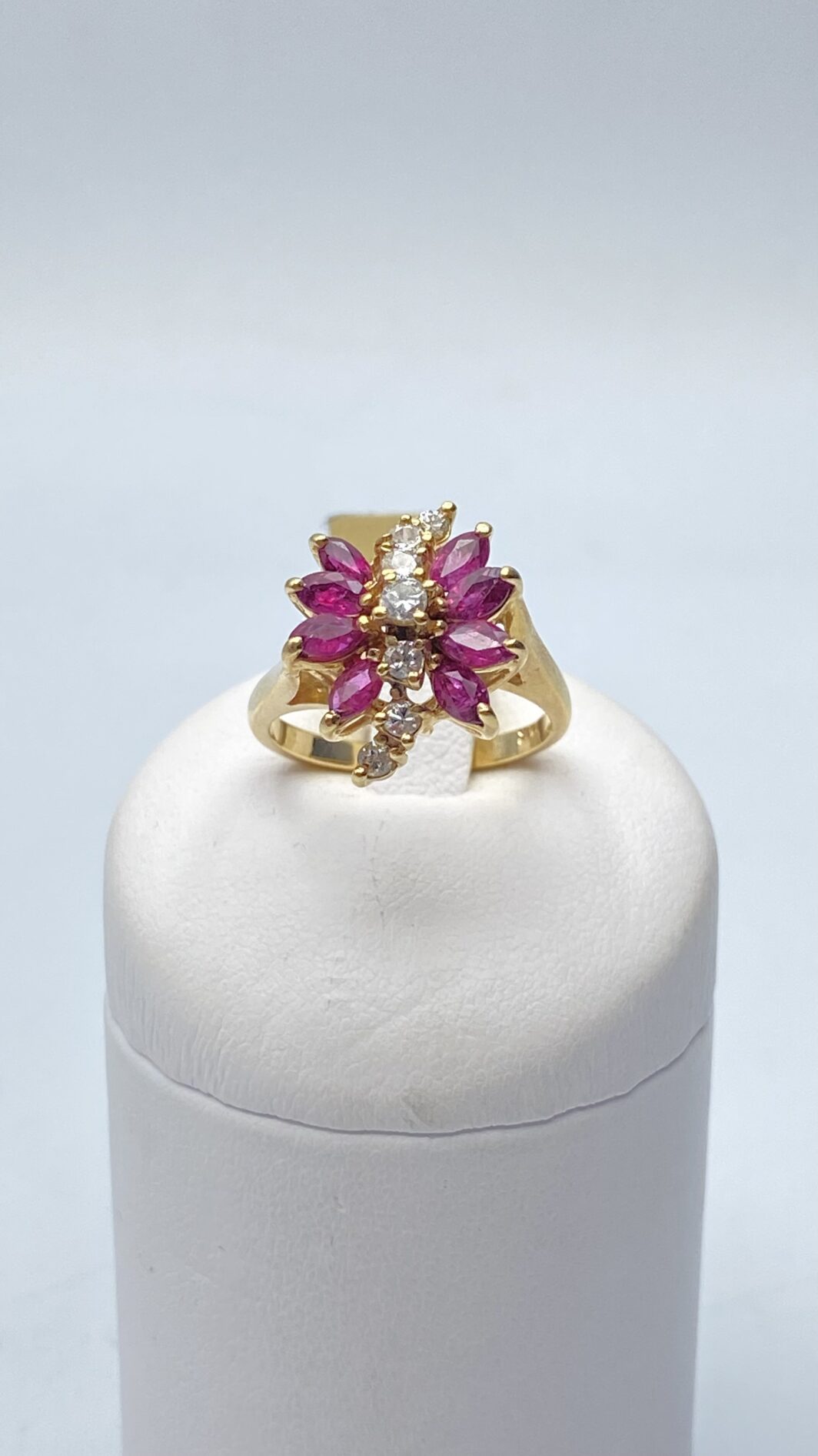 ANELLO VINTAGE ANNI ‘50, CON RUBINI E BRILLANTI, IN ORO 14KT.
