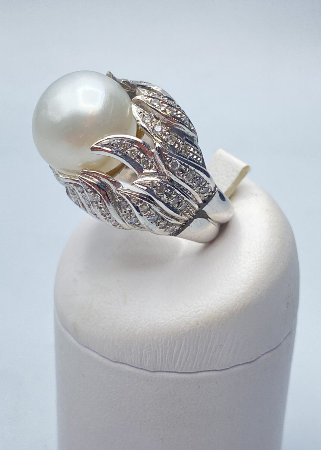 ANELLO IN ORO 18KT, CON BRILLANTI E GRANDE PERLA  AUSTRALIANA