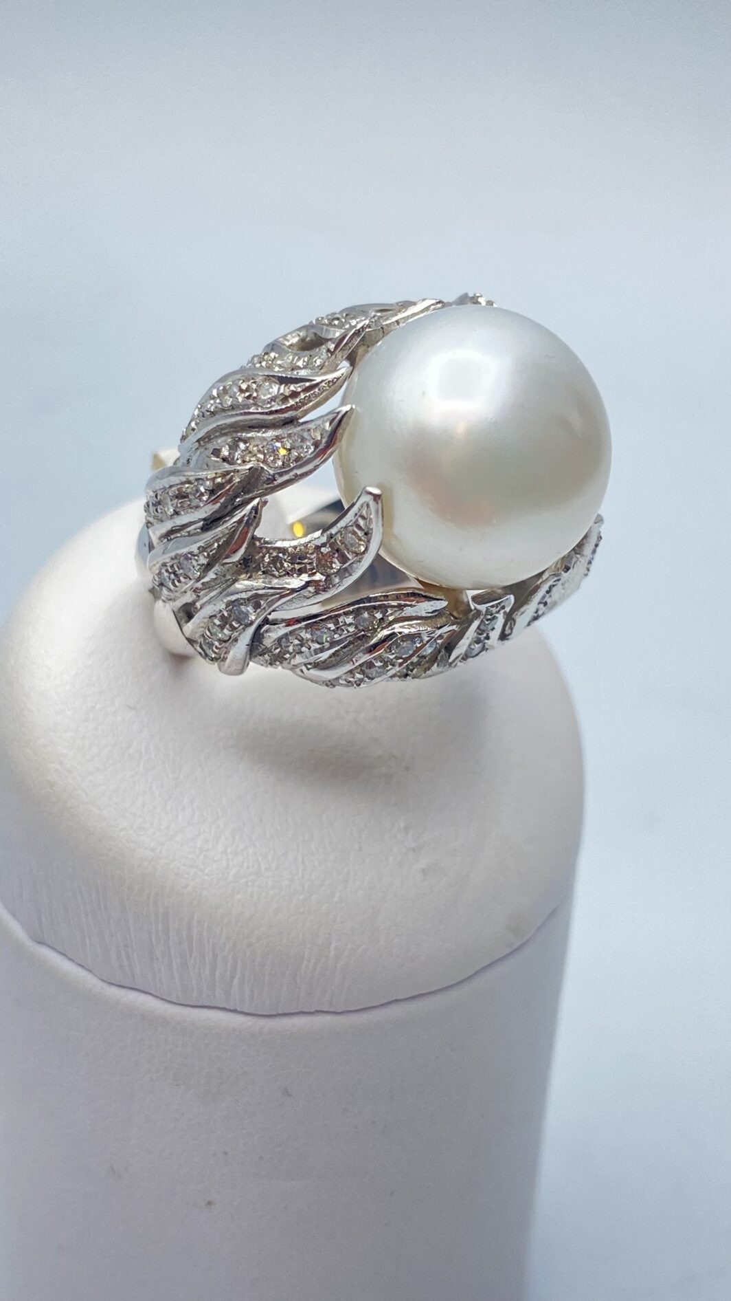 ANELLO IN ORO 18KT, CON BRILLANTI E GRANDE PERLA  AUSTRALIANA - immagine 2