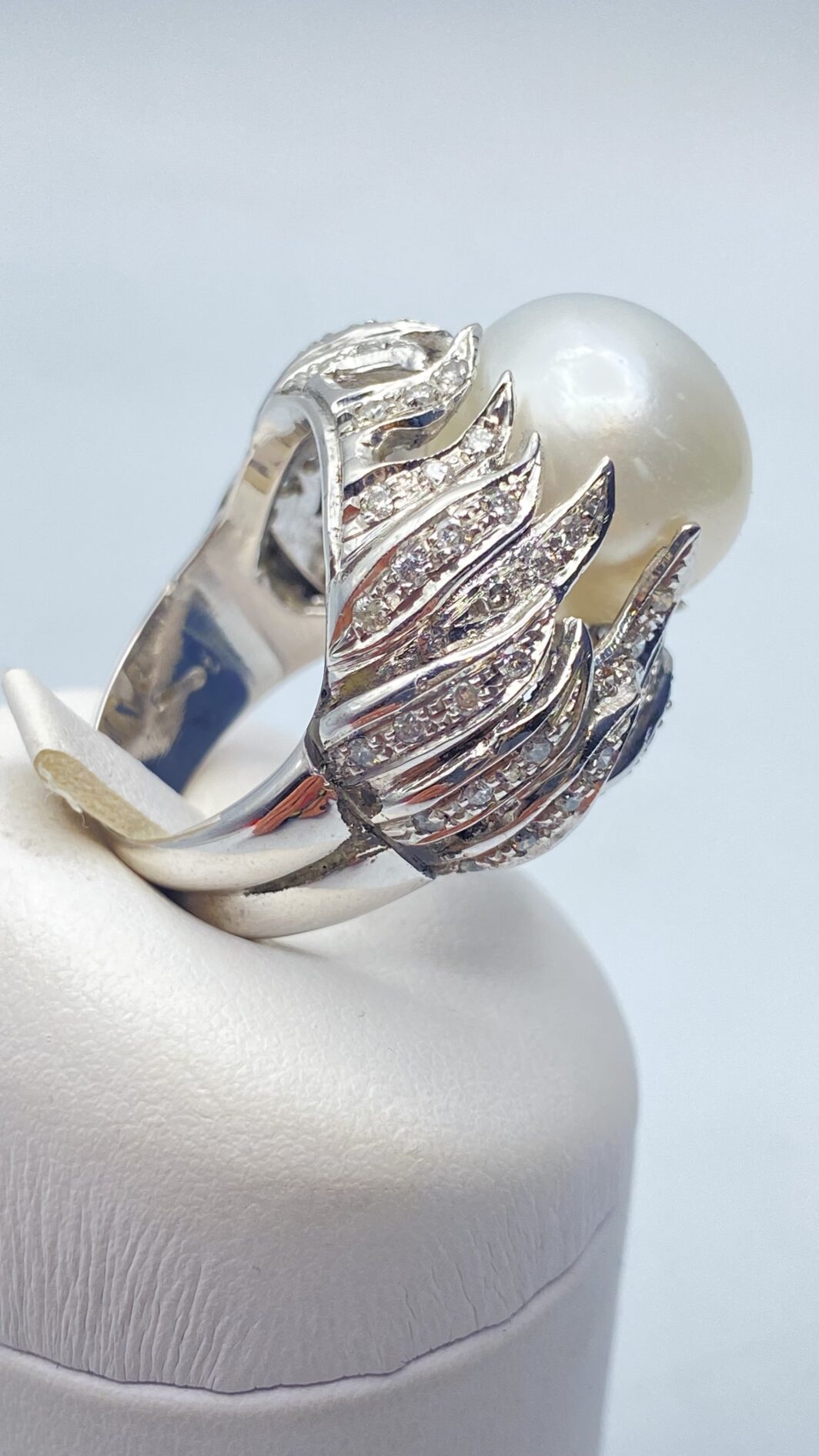 ANELLO IN ORO 18KT, CON BRILLANTI E GRANDE PERLA  AUSTRALIANA - immagine 3