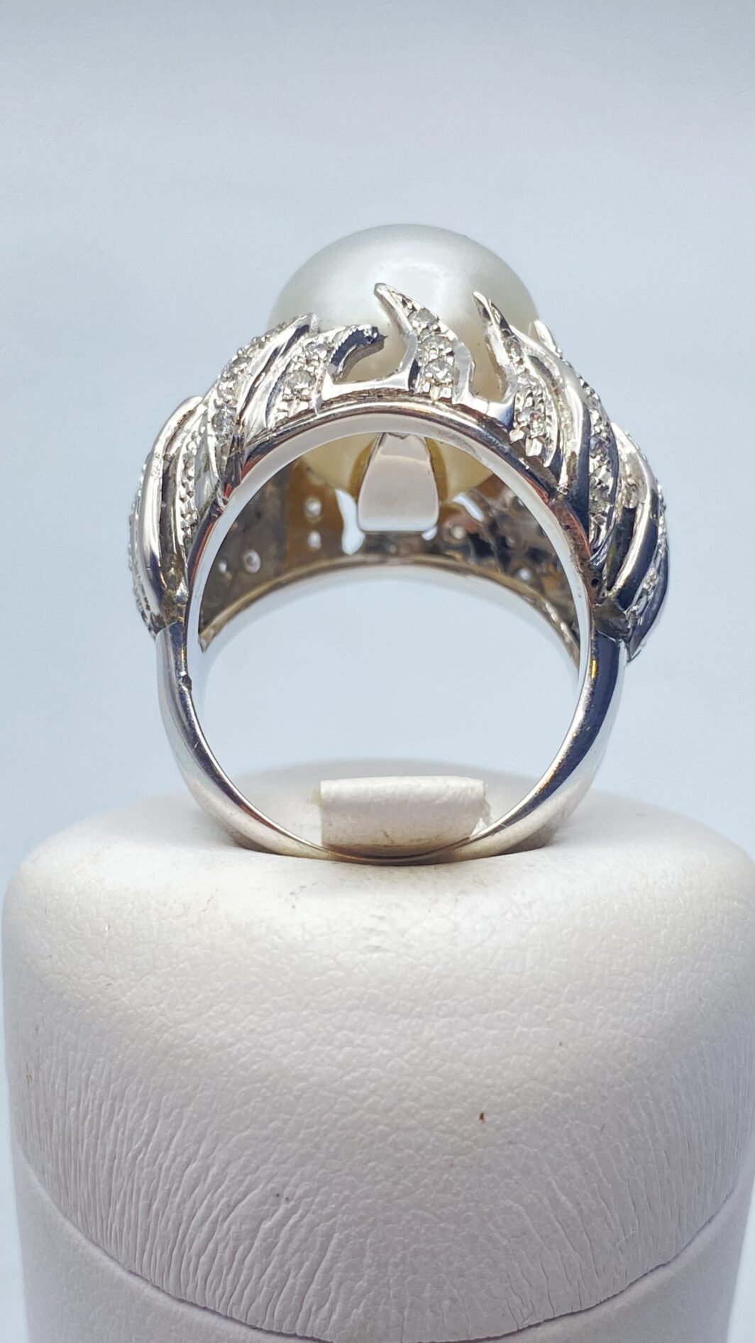 ANELLO IN ORO 18KT, CON BRILLANTI E GRANDE PERLA  AUSTRALIANA - immagine 4