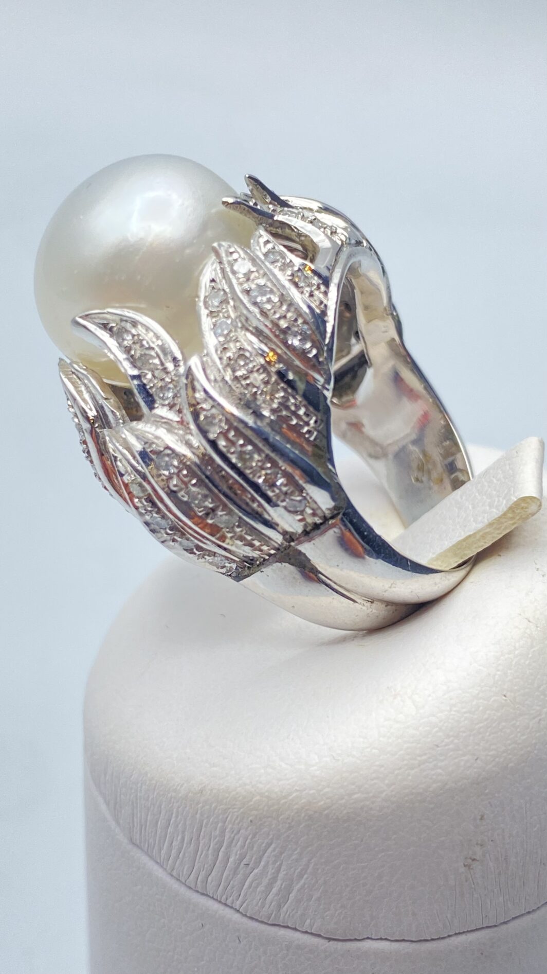 ANELLO IN ORO 18KT, CON BRILLANTI E GRANDE PERLA  AUSTRALIANA - immagine 6
