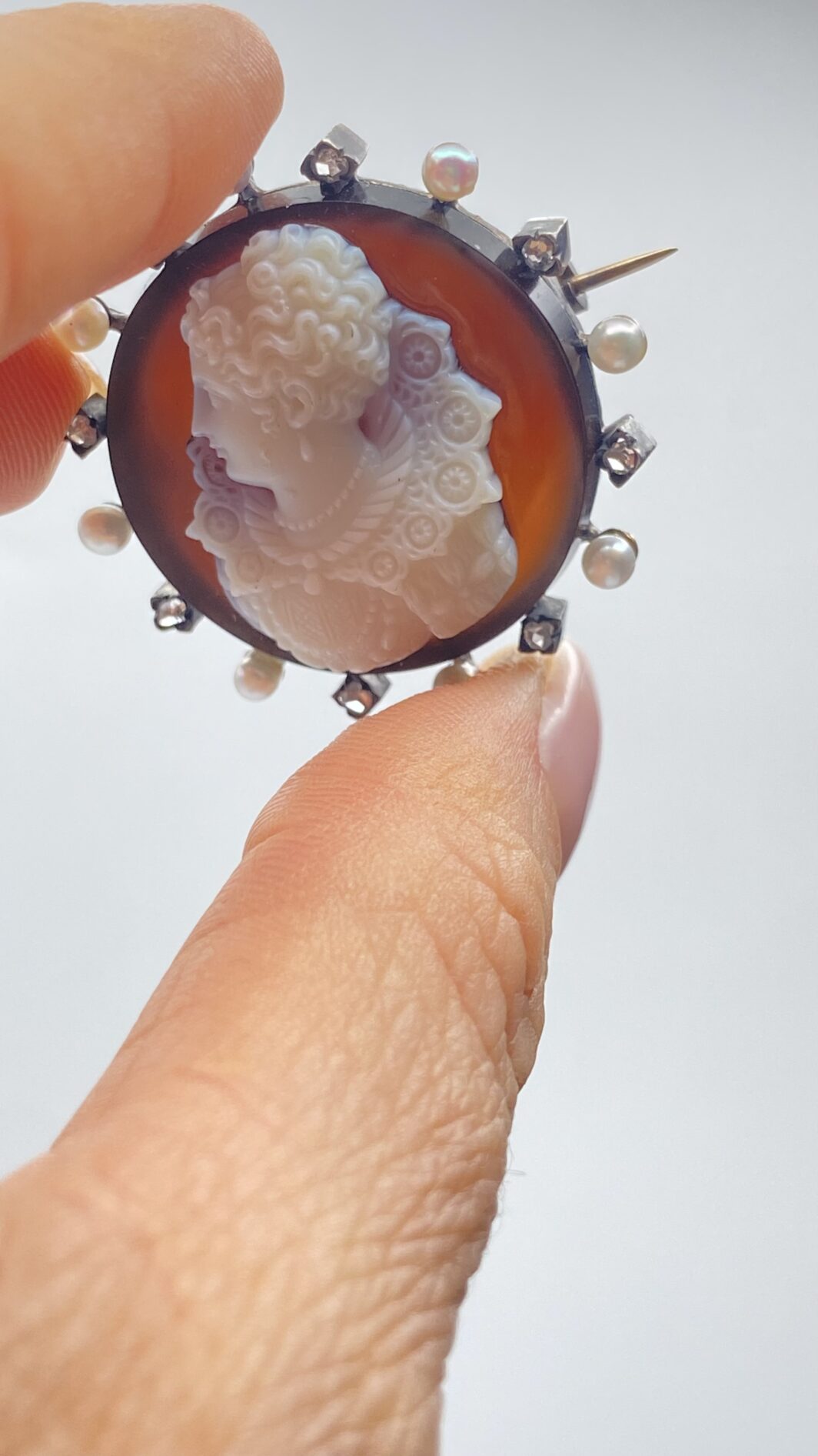 ANTICHISSIMO CAMEO IN AGATA BIANCA E NERA, CON FIGURA DI DONNA ELISABETTIANA E CORNICE DI DIAMANTI E PICCOLE PERLE SU ORO BASSO E ARGENTO. SECONDA METÀ DEL XVIII sec. - immagine 9