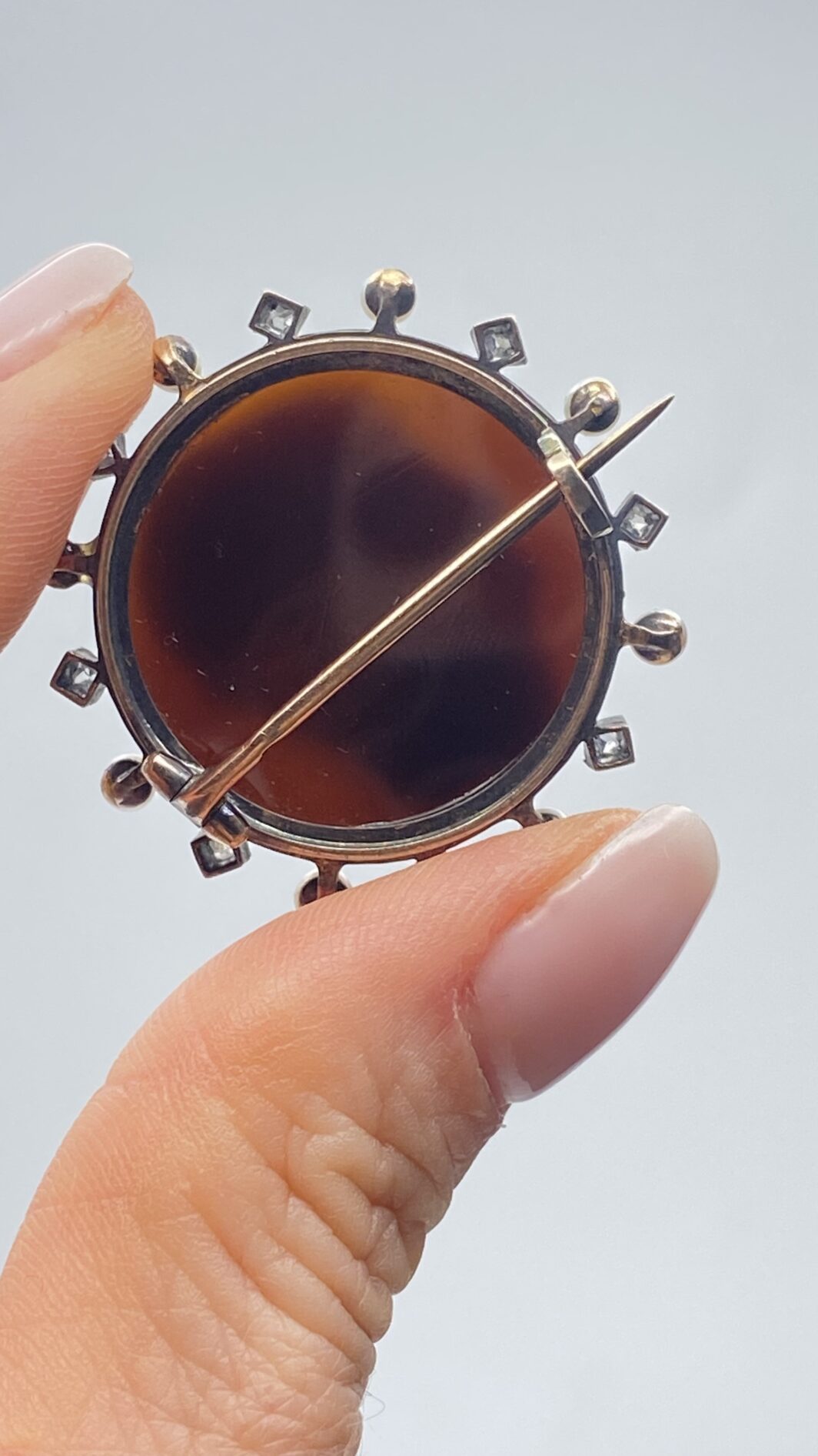 ANTICHISSIMO CAMEO IN AGATA BIANCA E NERA, CON FIGURA DI DONNA ELISABETTIANA E CORNICE DI DIAMANTI E PICCOLE PERLE SU ORO BASSO E ARGENTO. SECONDA METÀ DEL XVIII sec. - immagine 8
