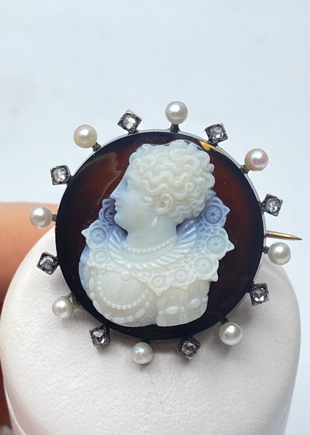 ANTICHISSIMO CAMEO IN AGATA BIANCA E NERA, CON FIGURA DI DONNA ELISABETTIANA E CORNICE DI DIAMANTI E PICCOLE PERLE SU ORO BASSO E ARGENTO. SECONDA METÀ DEL XVIII sec.