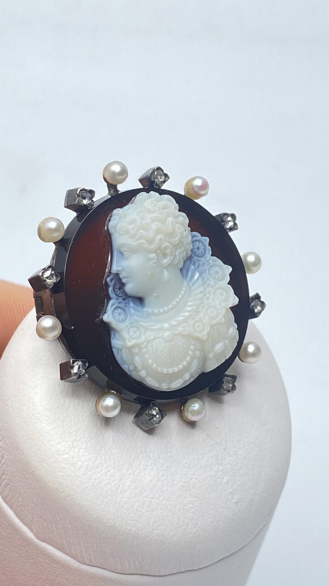 ANTICHISSIMO CAMEO IN AGATA BIANCA E NERA, CON FIGURA DI DONNA ELISABETTIANA E CORNICE DI DIAMANTI E PICCOLE PERLE SU ORO BASSO E ARGENTO. SECONDA METÀ DEL XVIII sec. - immagine 6