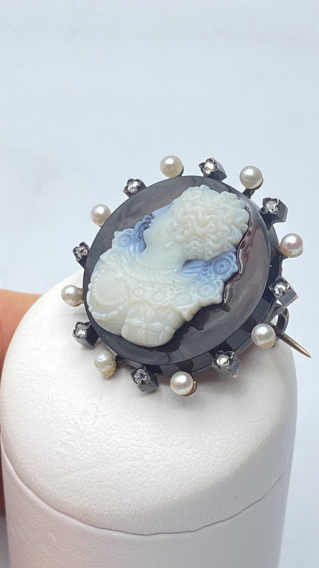 ANTICHISSIMO CAMEO IN AGATA BIANCA E NERA, CON FIGURA DI DONNA ELISABETTIANA E CORNICE DI DIAMANTI E PICCOLE PERLE SU ORO BASSO E ARGENTO. SECONDA METÀ DEL XVIII sec. - immagine 7