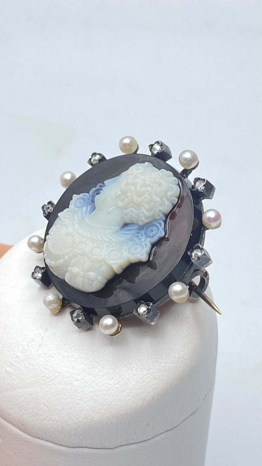ANTICHISSIMO CAMEO IN AGATA BIANCA E NERA, CON FIGURA DI DONNA ELISABETTIANA E CORNICE DI DIAMANTI E PICCOLE PERLE SU ORO BASSO E ARGENTO. SECONDA METÀ DEL XVIII sec. - immagine 2