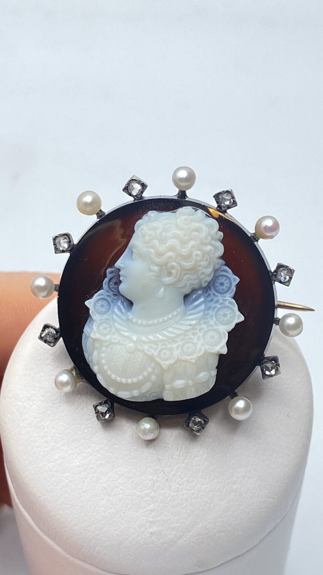 ANTICHISSIMO CAMEO IN AGATA BIANCA E NERA, CON FIGURA DI DONNA ELISABETTIANA E CORNICE DI DIAMANTI E PICCOLE PERLE SU ORO BASSO E ARGENTO. SECONDA METÀ DEL XVIII sec. - immagine 5