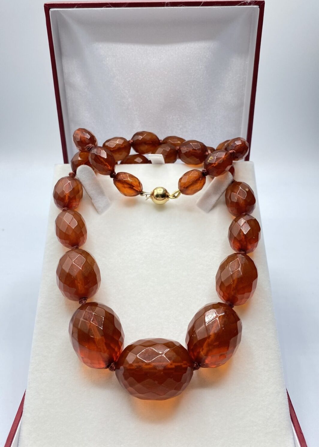 COLLANA IN AMBRA DEI BALCANI CON CHIUSURA IN ORO 18KT. OREFICERIA ITALIANA VINTAGE ANNI ‘50.