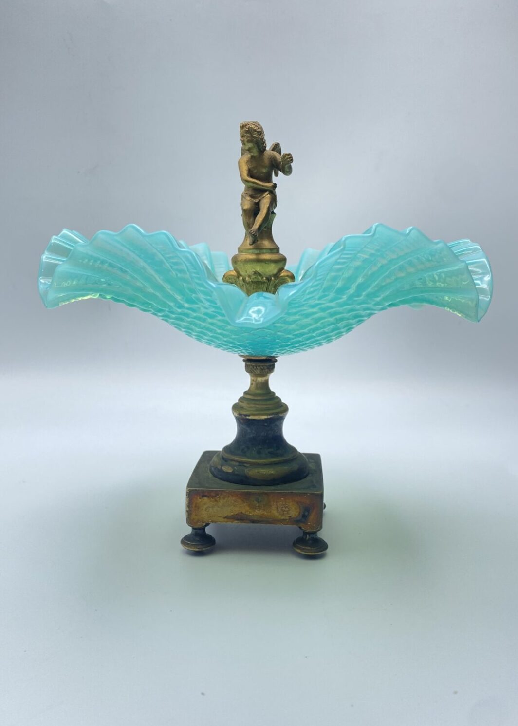 CENTROTAVOLA IN BRONZO DORATO E OPALINE. FRANCIA, SECONDA METÀ DEL XIX sec.
