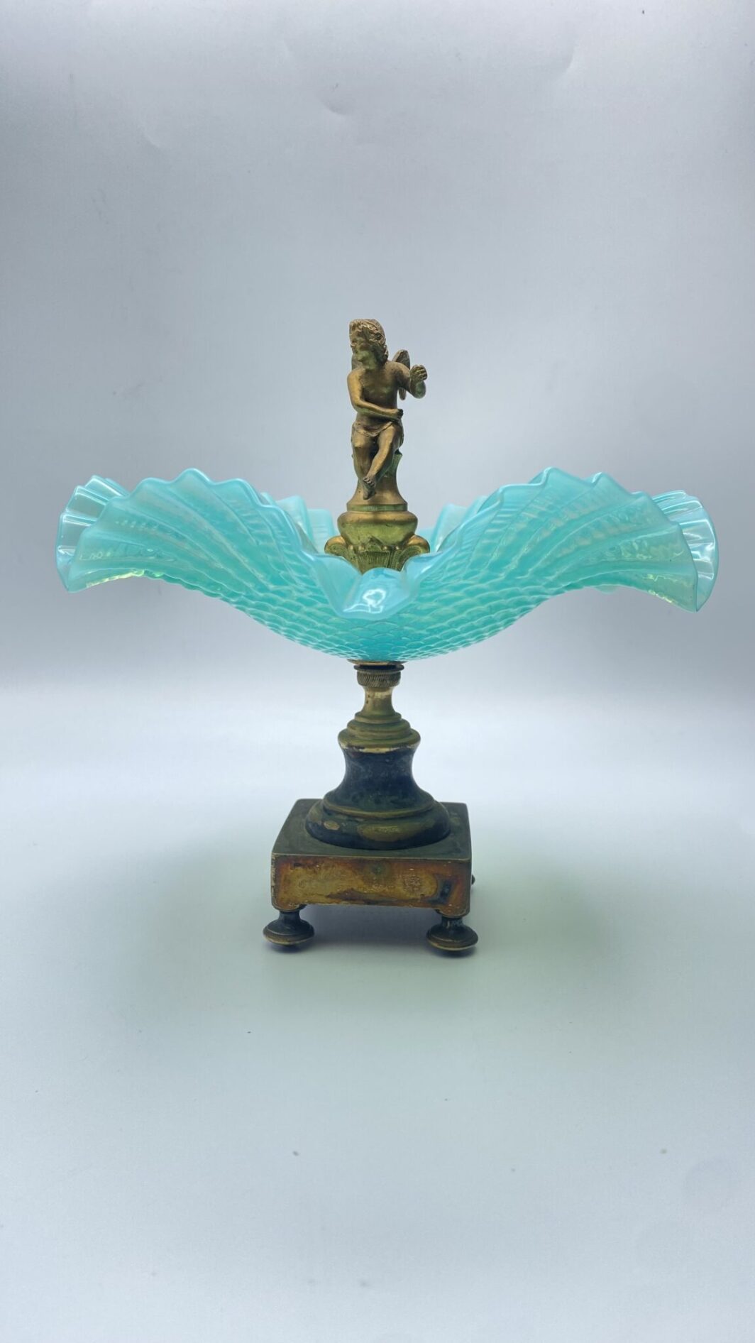 CENTROTAVOLA IN BRONZO DORATO E OPALINE. FRANCIA, SECONDA METÀ DEL XIX sec.