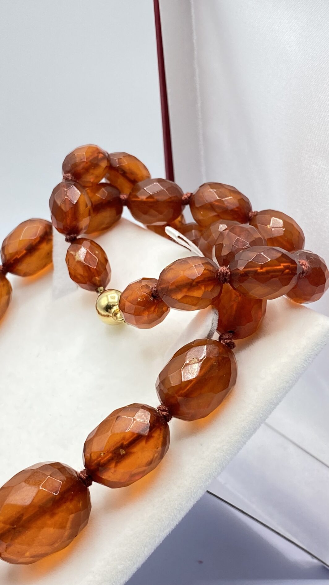 COLLANA IN AMBRA DEI BALCANI CON CHIUSURA IN ORO 18KT. OREFICERIA ITALIANA VINTAGE ANNI ‘50. - immagine 2