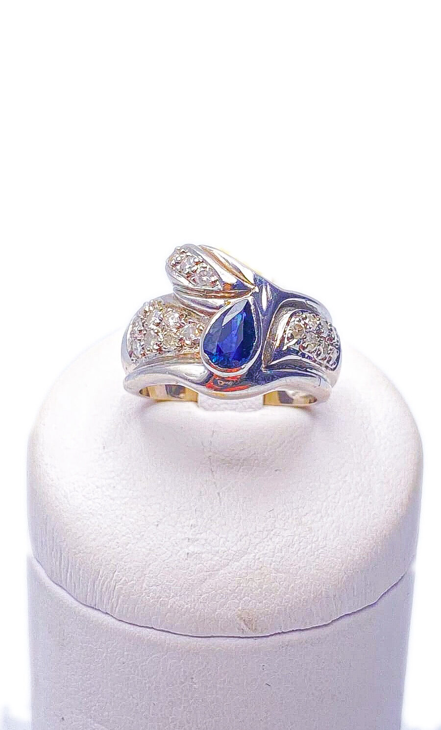 ANELLO A FASCIA IN ORO 18KT CON BRILLANTI E ZAFFIRO A GOCCIA. VINTAGE ANNI ‘60/‘70