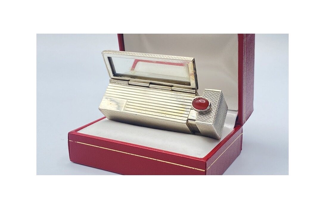 PORTAROSSETTO IN ARGENTO 800, SPECCHIETTO CON APERTURA A SCATTO E CABOCHON DI CORNIOLA. OREFICERIA ITALIANA ANNI ‘20. EDIZIONE LIMITATA