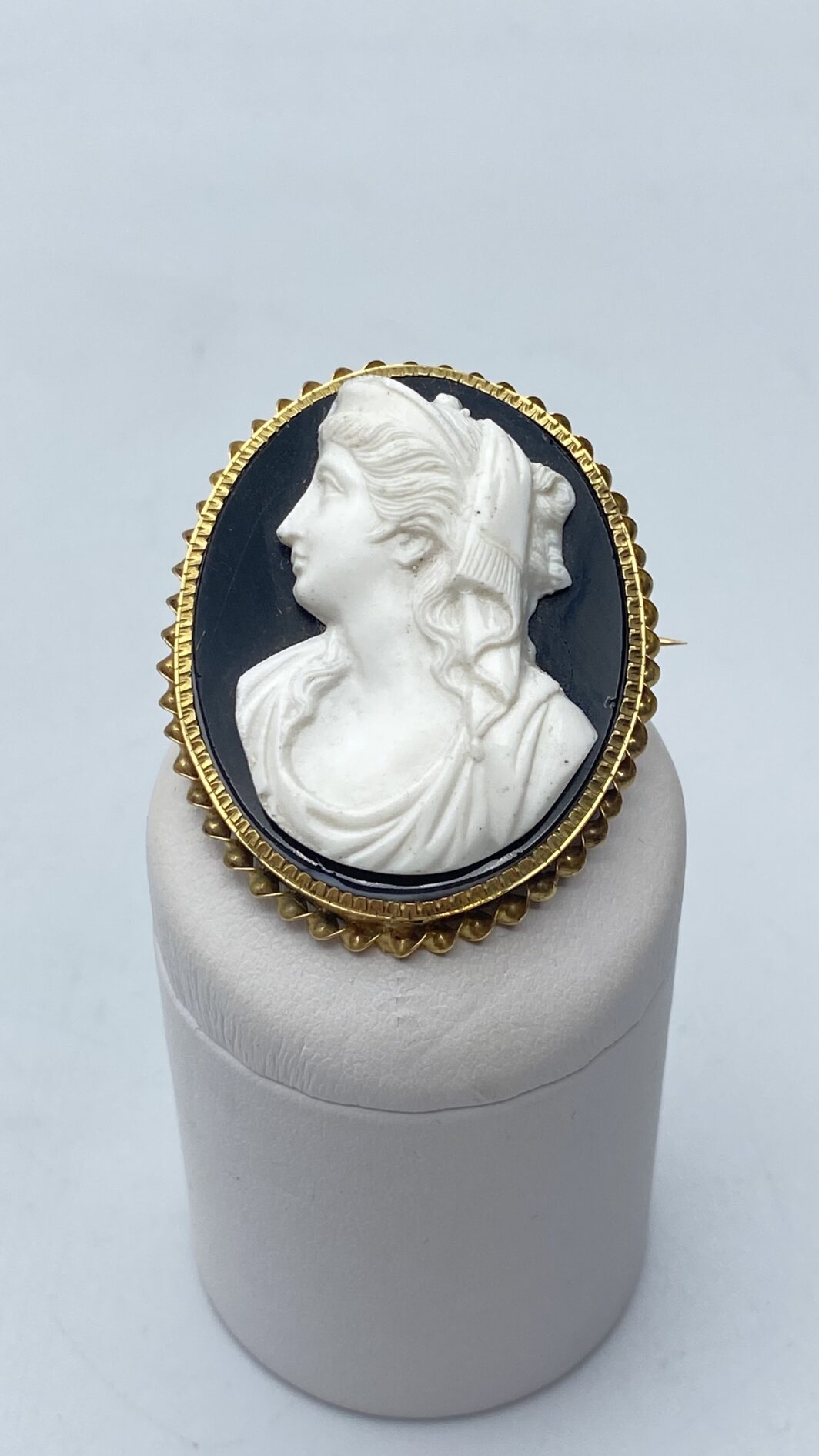 ANTICO CAMEO IN ONICE NERA E BIANCA CON FIGURA DI MATRONA ROMANA E CORNICE IN ORO 18KT. FRANCIA, PRIMA METÀ XIX sec. - immagine 6