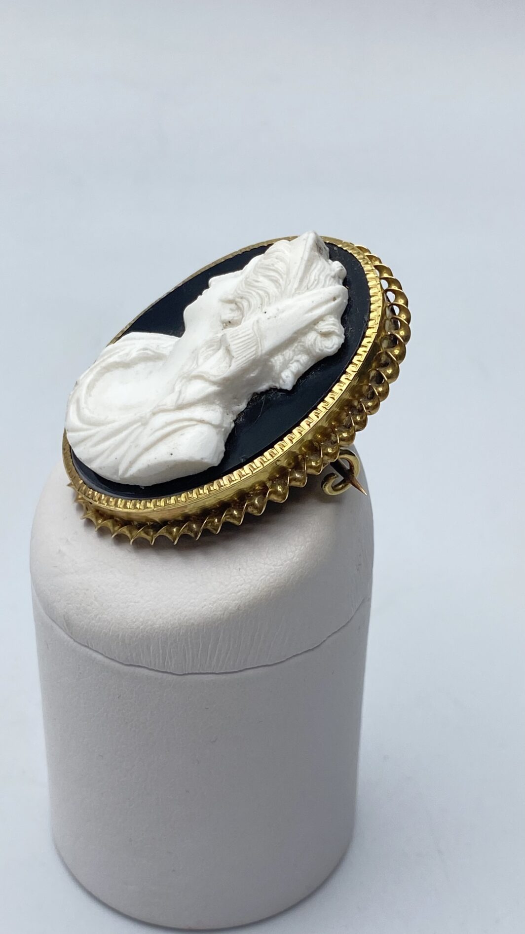 ANTICO CAMEO IN ONICE NERA E BIANCA CON FIGURA DI MATRONA ROMANA E CORNICE IN ORO 18KT. FRANCIA, PRIMA METÀ XIX sec. - immagine 3