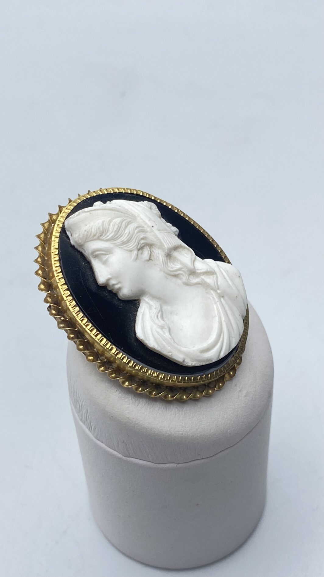 ANTICO CAMEO IN ONICE NERA E BIANCA CON FIGURA DI MATRONA ROMANA E CORNICE IN ORO 18KT. FRANCIA, PRIMA METÀ XIX sec. - immagine 2