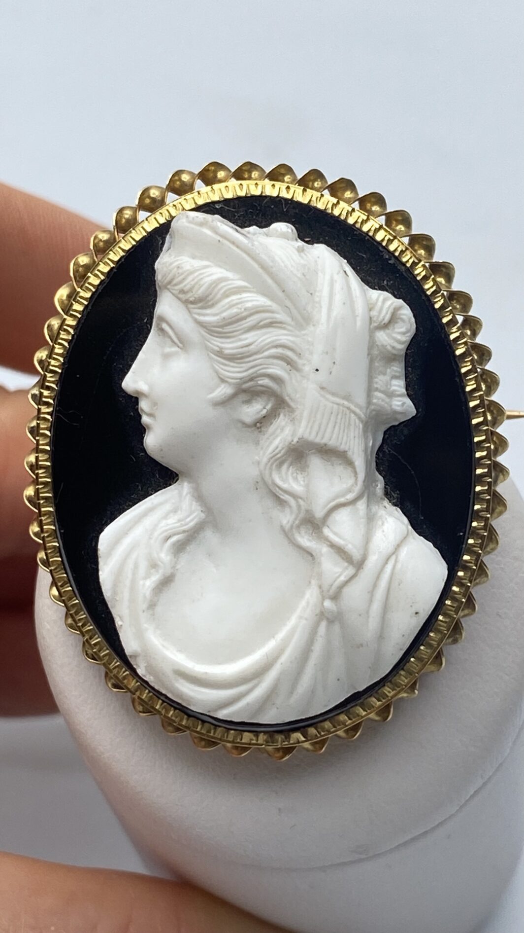 ANTICO CAMEO IN ONICE NERA E BIANCA CON FIGURA DI MATRONA ROMANA E CORNICE IN ORO 18KT. FRANCIA, PRIMA METÀ XIX sec. - immagine 7