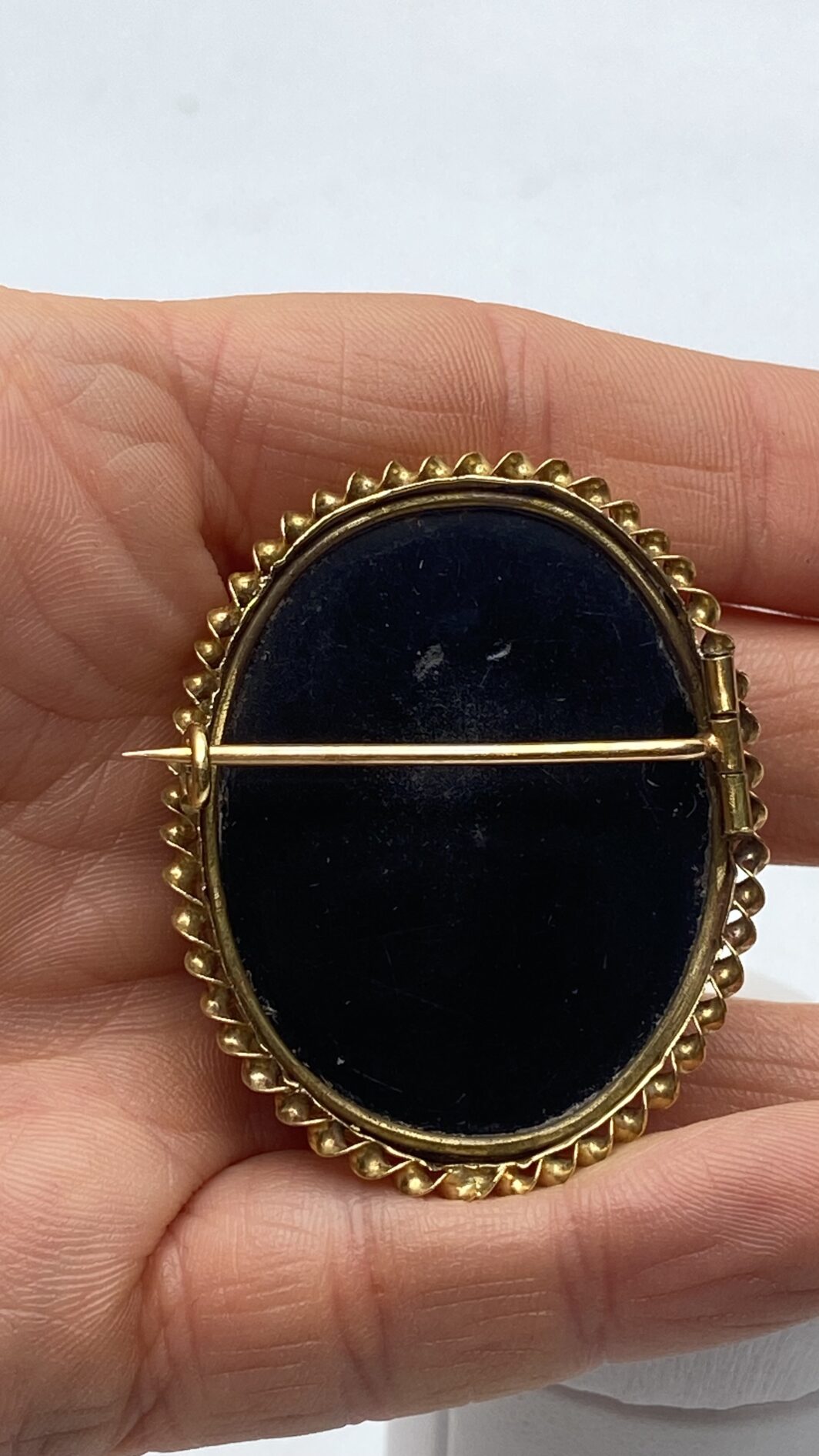 ANTICO CAMEO IN ONICE NERA E BIANCA CON FIGURA DI MATRONA ROMANA E CORNICE IN ORO 18KT. FRANCIA, PRIMA METÀ XIX sec. - immagine 8