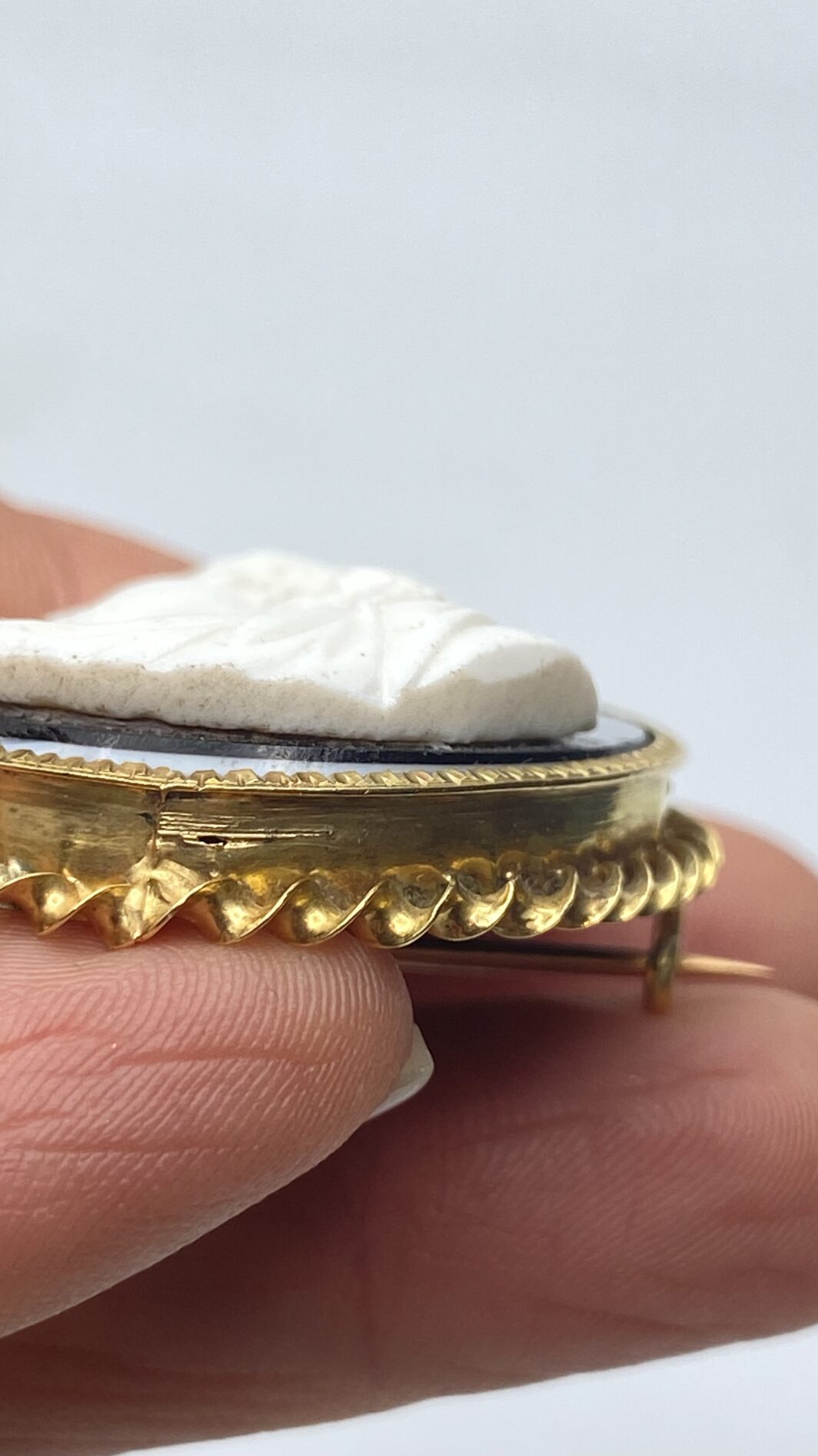ANTICO CAMEO IN ONICE NERA E BIANCA CON FIGURA DI MATRONA ROMANA E CORNICE IN ORO 18KT. FRANCIA, PRIMA METÀ XIX sec. - immagine 9