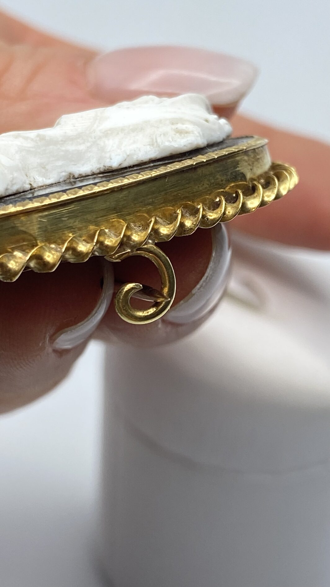 ANTICO CAMEO IN ONICE NERA E BIANCA CON FIGURA DI MATRONA ROMANA E CORNICE IN ORO 18KT. FRANCIA, PRIMA METÀ XIX sec. - immagine 10
