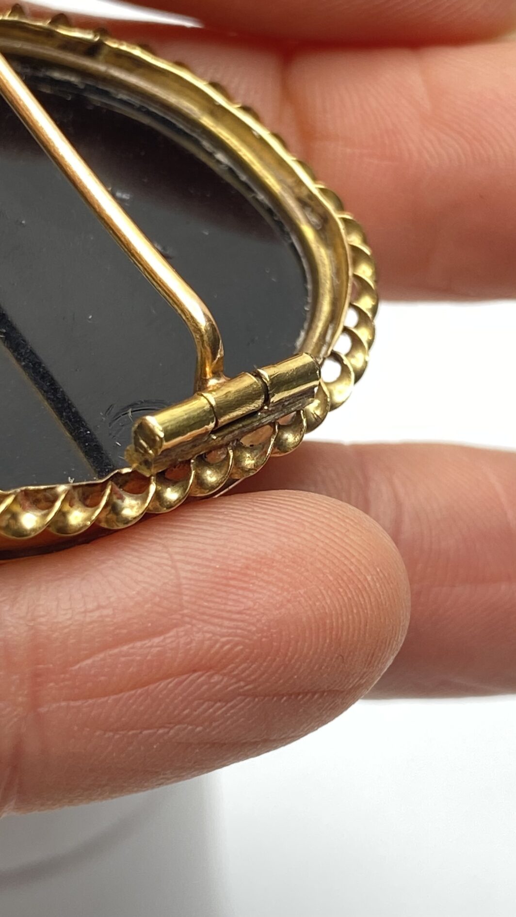ANTICO CAMEO IN ONICE NERA E BIANCA CON FIGURA DI MATRONA ROMANA E CORNICE IN ORO 18KT. FRANCIA, PRIMA METÀ XIX sec. - immagine 11