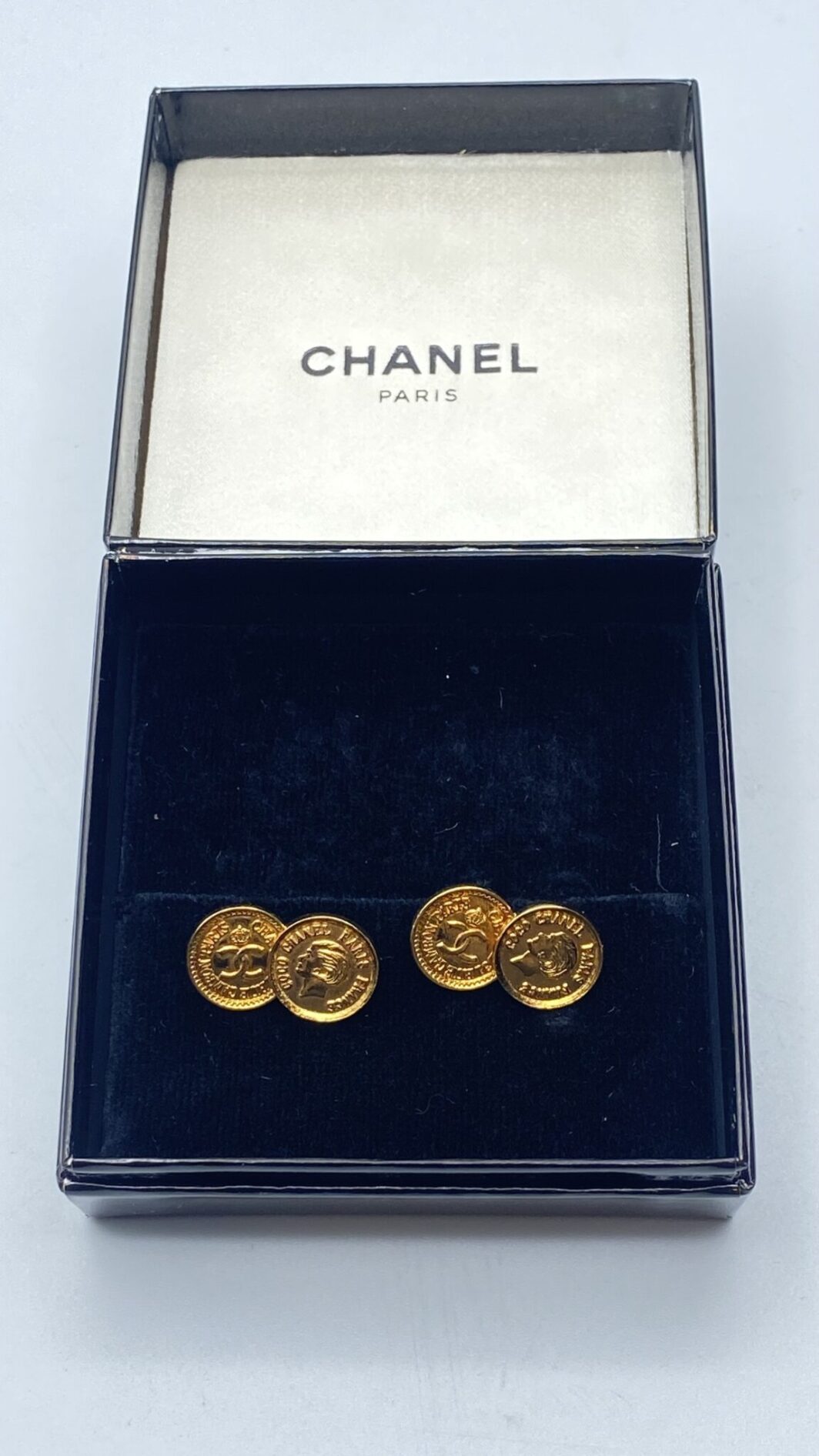 CHANEL. PAIO DI GEMELLI VINTAGE CON SCATOLA ORIGINALE. ANNO 1996