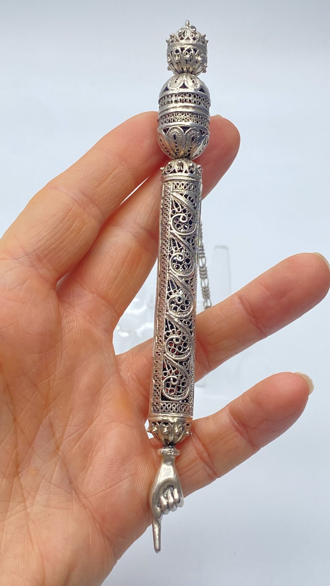 YAD, PUNTATORE RITUALE DELLA TORAH, IN FILIGRANA D’ARGENTO. XX sec. - immagine 4