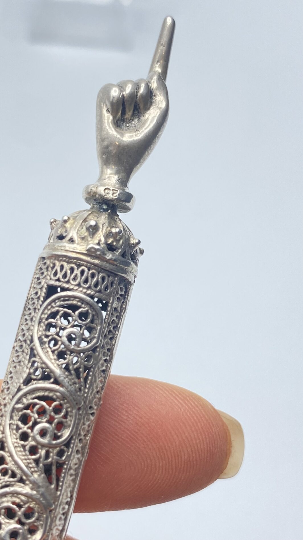 YAD, PUNTATORE RITUALE DELLA TORAH, IN FILIGRANA D’ARGENTO. XX sec. - immagine 2