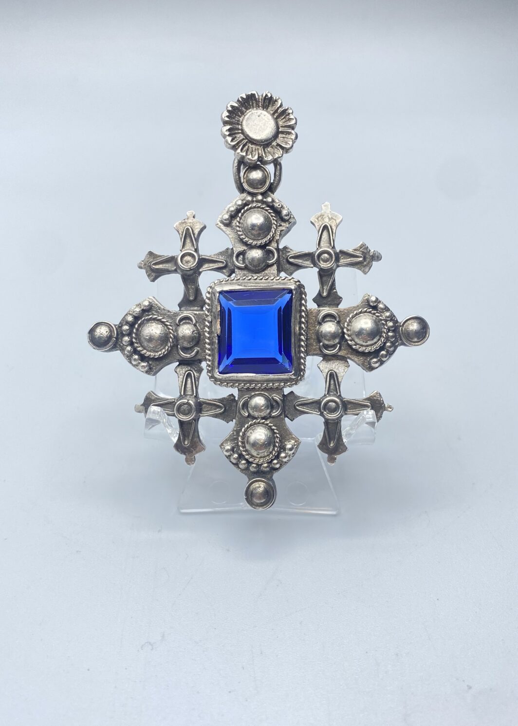CROCE DEL REAL ORDINE DEL SANTO SEPOLCRO DI GERUSALEMME IN ARGENTO MASSICCIO E PIETRA BLU CENTRALE. XX sec.