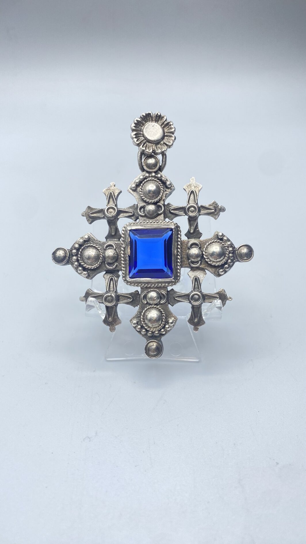 CROCE DEL REAL ORDINE DEL SANTO SEPOLCRO DI GERUSALEMME IN ARGENTO MASSICCIO E PIETRA BLU CENTRALE. XX sec.