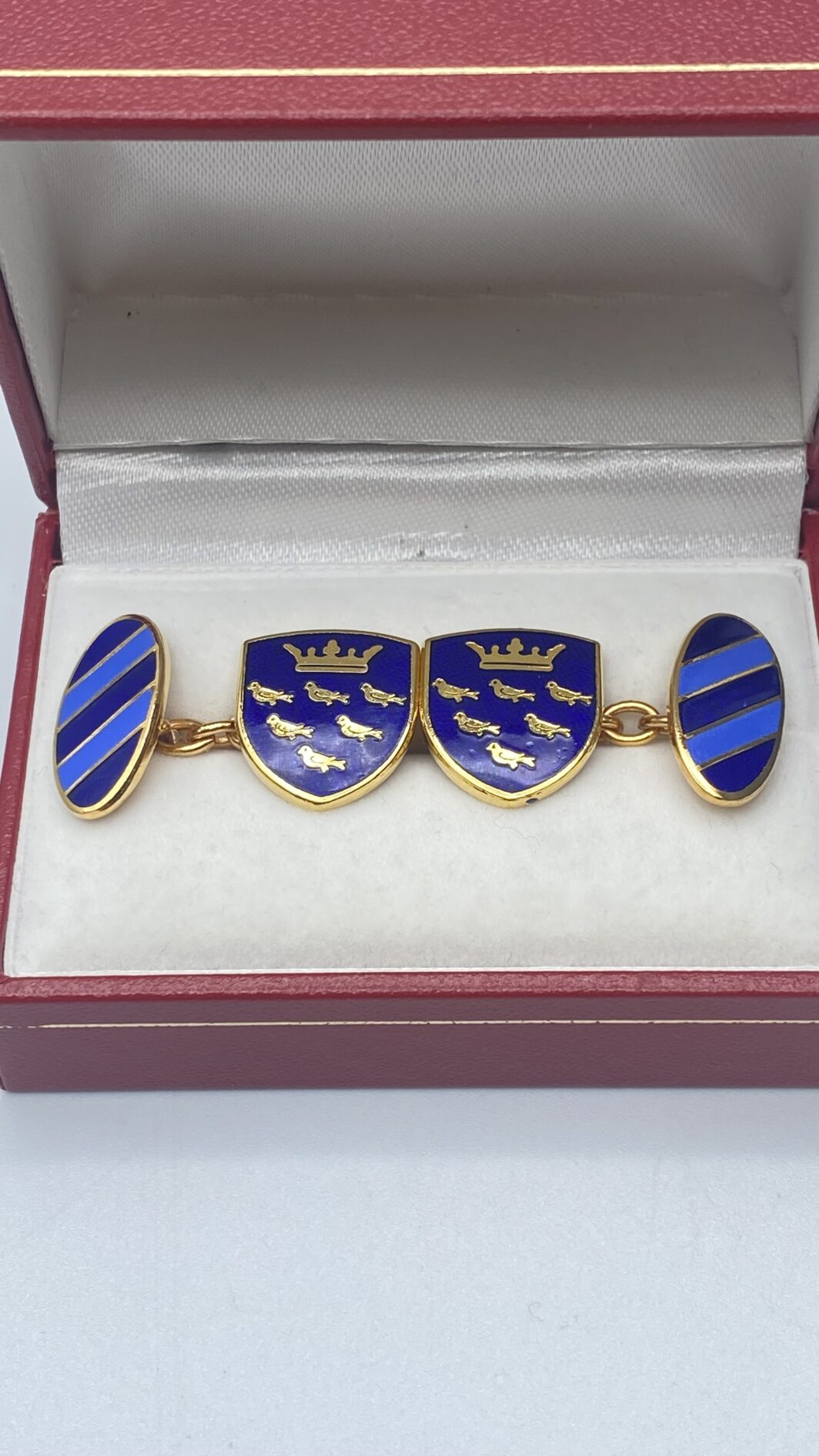 PAIO DI GEMELLI IN METALLO DORATO E SMALTI, CON STEMMA DEL SUSSEX E CORONA ARALDICA. VINTAGE ANNI ‘50/‘60 - immagine 7