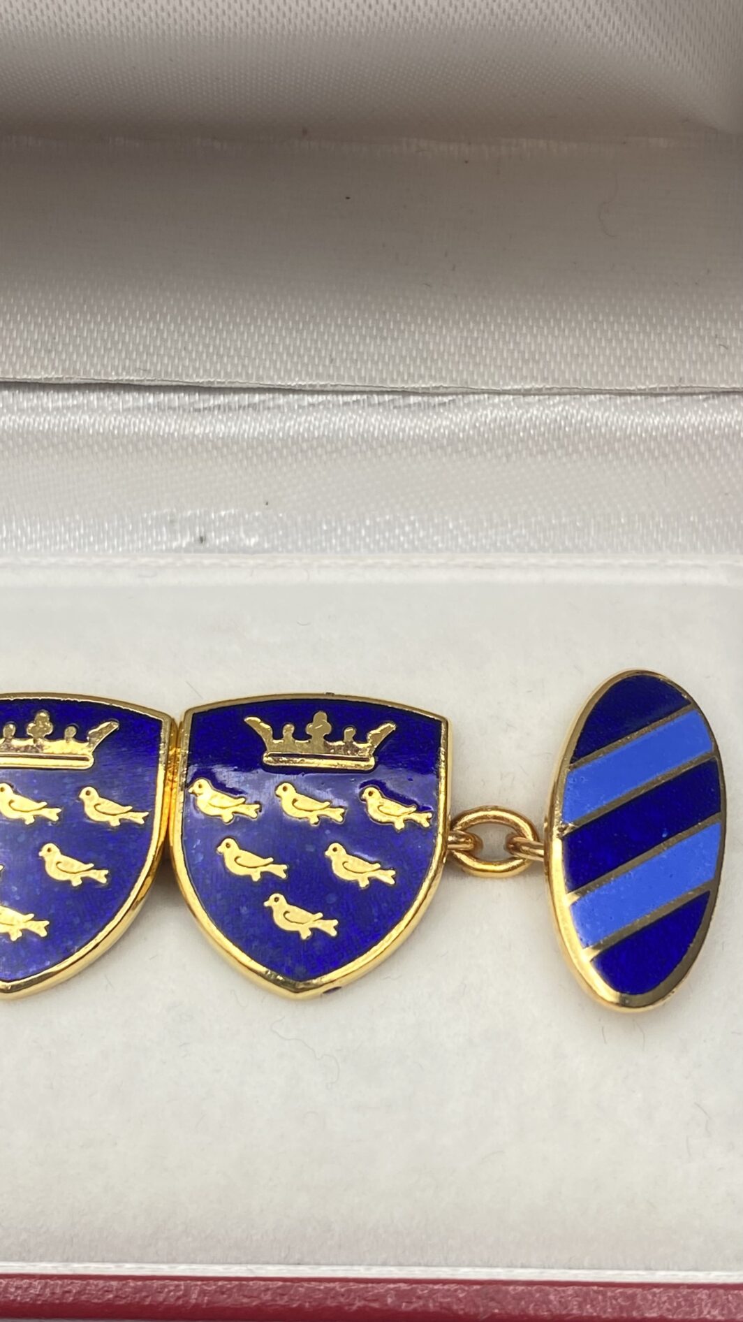 PAIO DI GEMELLI IN METALLO DORATO E SMALTI, CON STEMMA DEL SUSSEX E CORONA ARALDICA. VINTAGE ANNI ‘50/‘60 - immagine 3