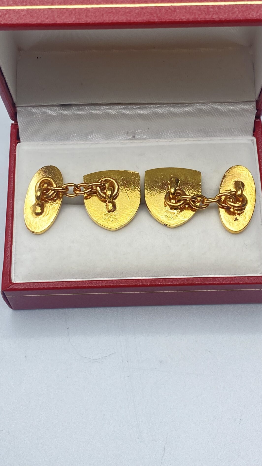 PAIO DI GEMELLI IN METALLO DORATO E SMALTI, CON STEMMA DEL SUSSEX E CORONA ARALDICA. VINTAGE ANNI ‘50/‘60 - immagine 5