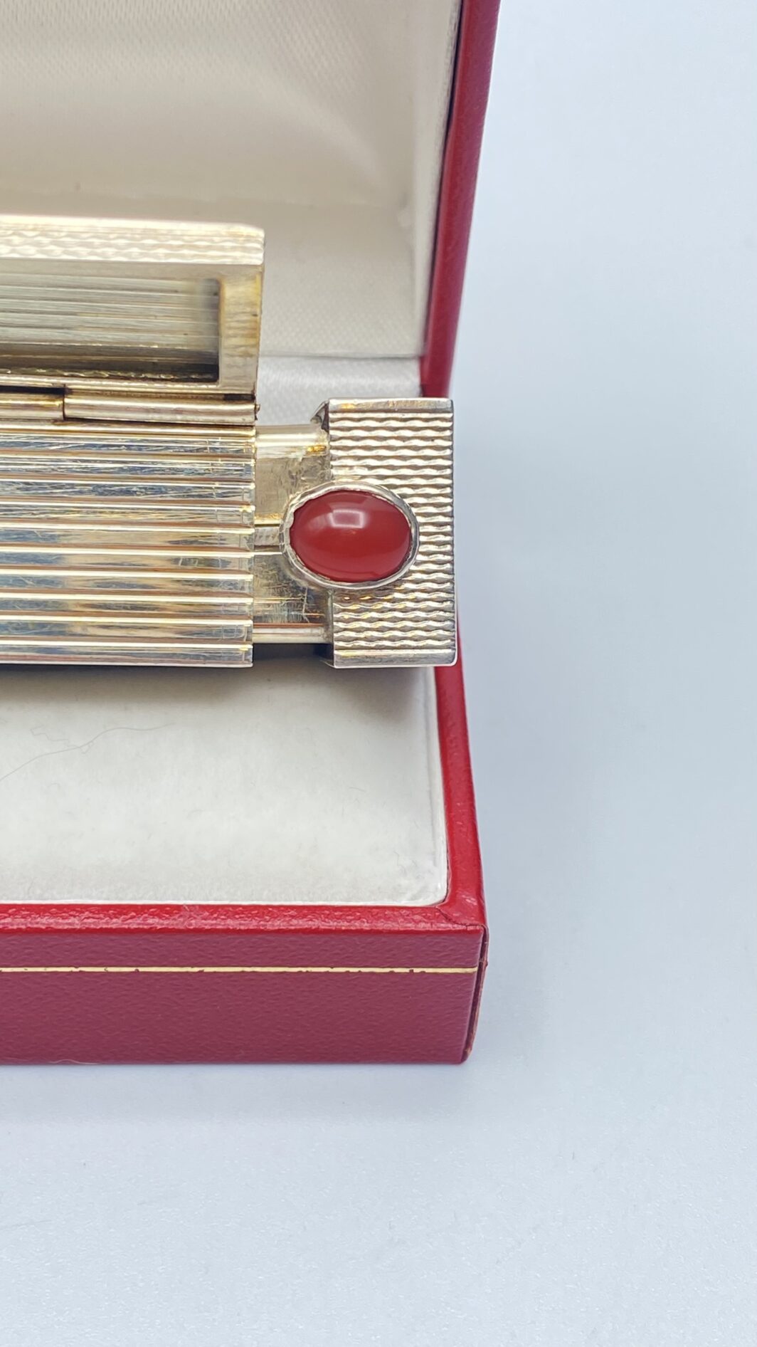 PORTAROSSETTO IN ARGENTO 800, SPECCHIETTO CON APERTURA A SCATTO E CABOCHON DI CORNIOLA. OREFICERIA ITALIANA ANNI ‘20. EDIZIONE LIMITATA - immagine 19