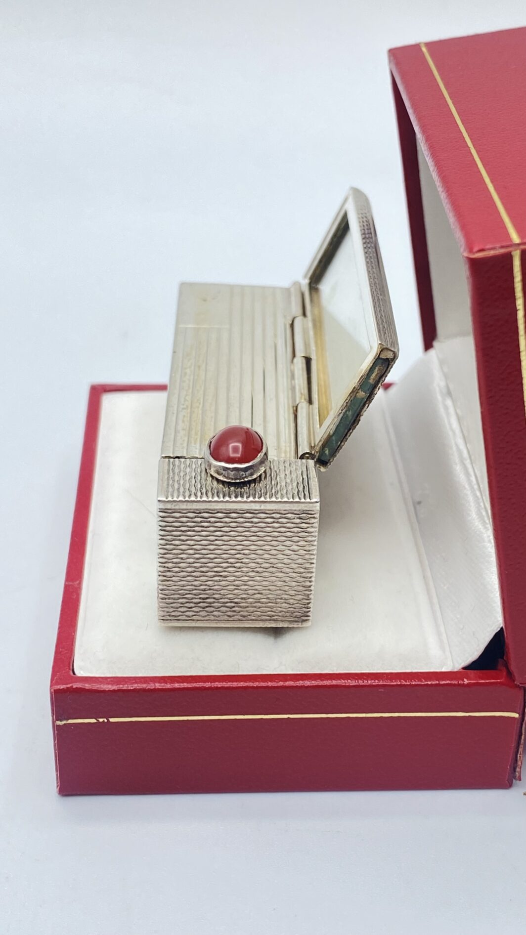 PORTAROSSETTO IN ARGENTO 800, SPECCHIETTO CON APERTURA A SCATTO E CABOCHON DI CORNIOLA. OREFICERIA ITALIANA ANNI ‘20. EDIZIONE LIMITATA - immagine 16