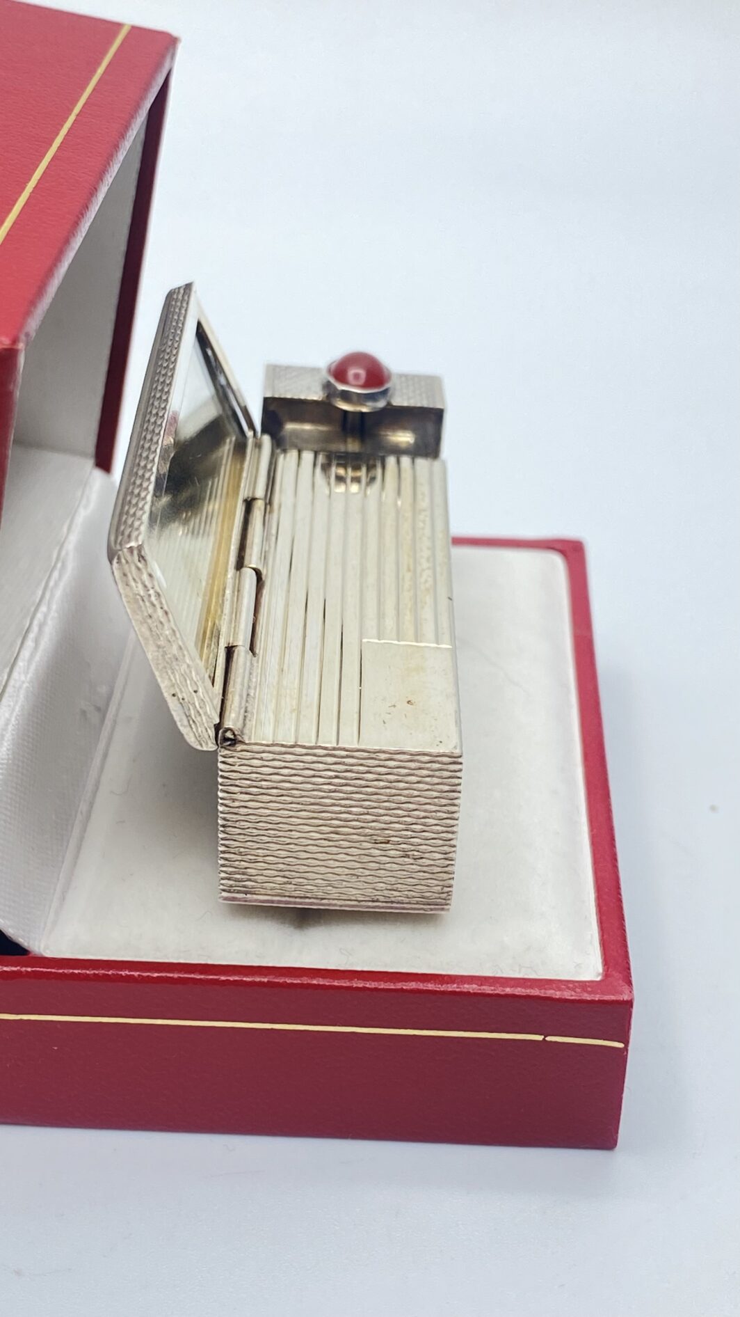 PORTAROSSETTO IN ARGENTO 800, SPECCHIETTO CON APERTURA A SCATTO E CABOCHON DI CORNIOLA. OREFICERIA ITALIANA ANNI ‘20. EDIZIONE LIMITATA - immagine 15
