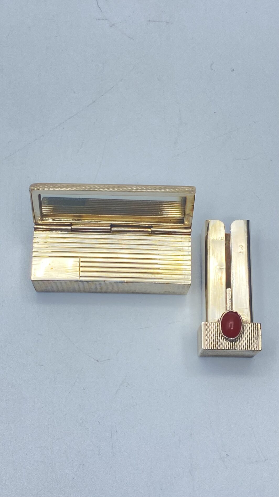 PORTAROSSETTO IN ARGENTO 800, SPECCHIETTO CON APERTURA A SCATTO E CABOCHON DI CORNIOLA. OREFICERIA ITALIANA ANNI ‘20. EDIZIONE LIMITATA - immagine 10