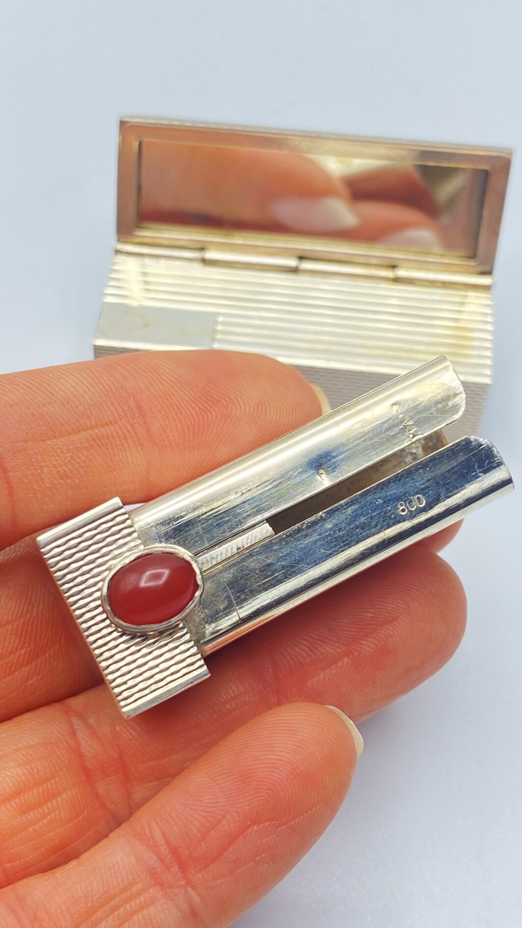 PORTAROSSETTO IN ARGENTO 800, SPECCHIETTO CON APERTURA A SCATTO E CABOCHON DI CORNIOLA. OREFICERIA ITALIANA ANNI ‘20. EDIZIONE LIMITATA - immagine 9