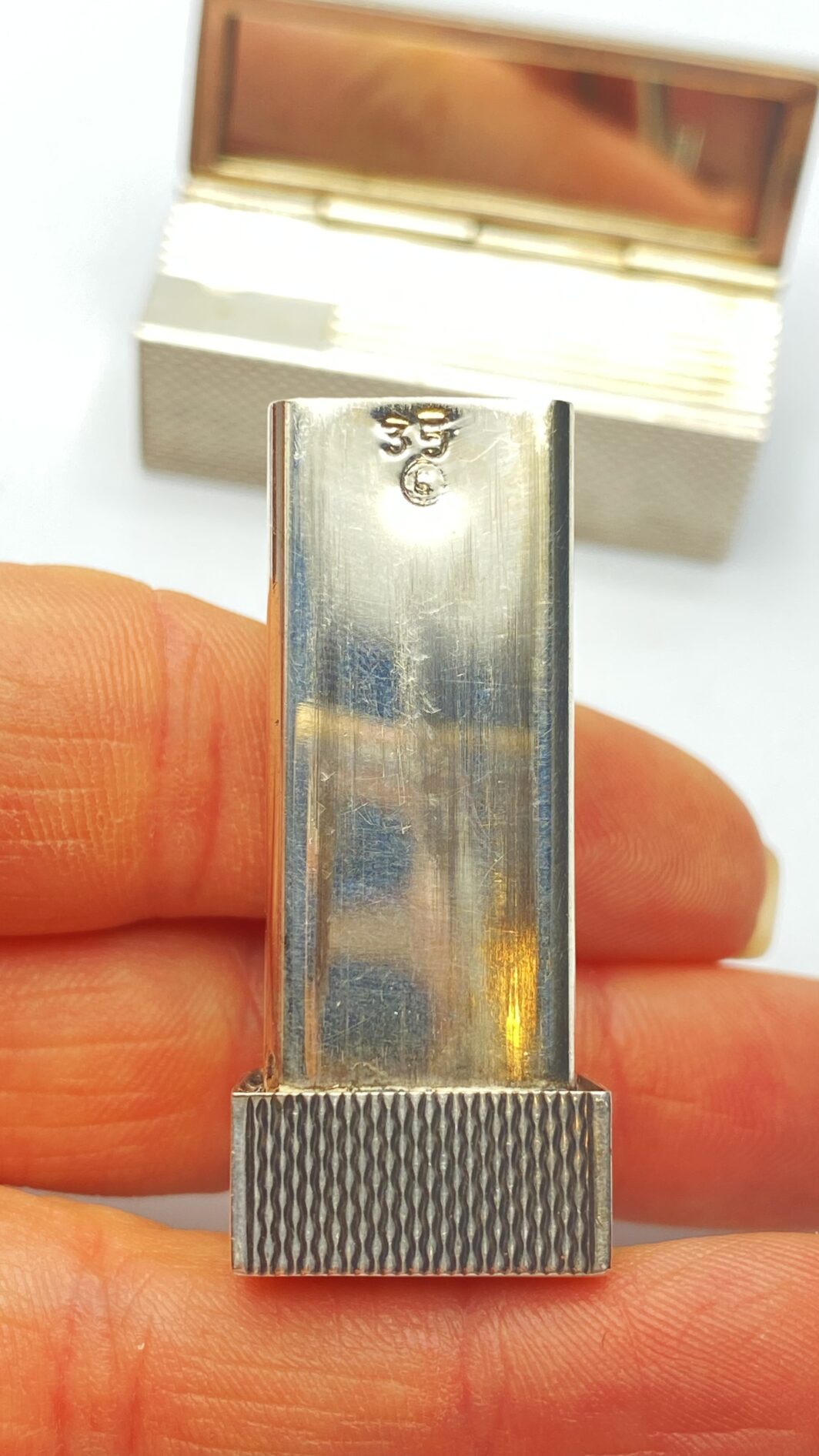 PORTAROSSETTO IN ARGENTO 800, SPECCHIETTO CON APERTURA A SCATTO E CABOCHON DI CORNIOLA. OREFICERIA ITALIANA ANNI ‘20. EDIZIONE LIMITATA - immagine 6