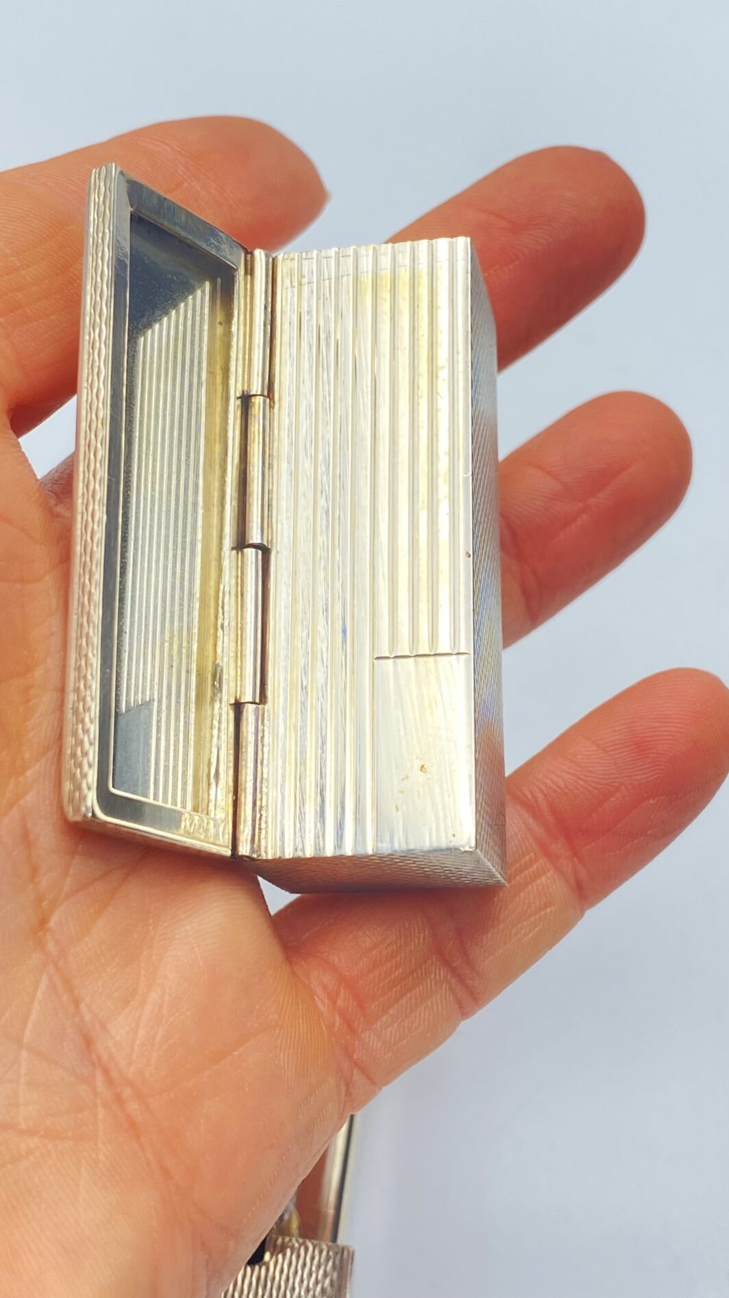 PORTAROSSETTO IN ARGENTO 800, SPECCHIETTO CON APERTURA A SCATTO E CABOCHON DI CORNIOLA. OREFICERIA ITALIANA ANNI ‘20. EDIZIONE LIMITATA - immagine 5