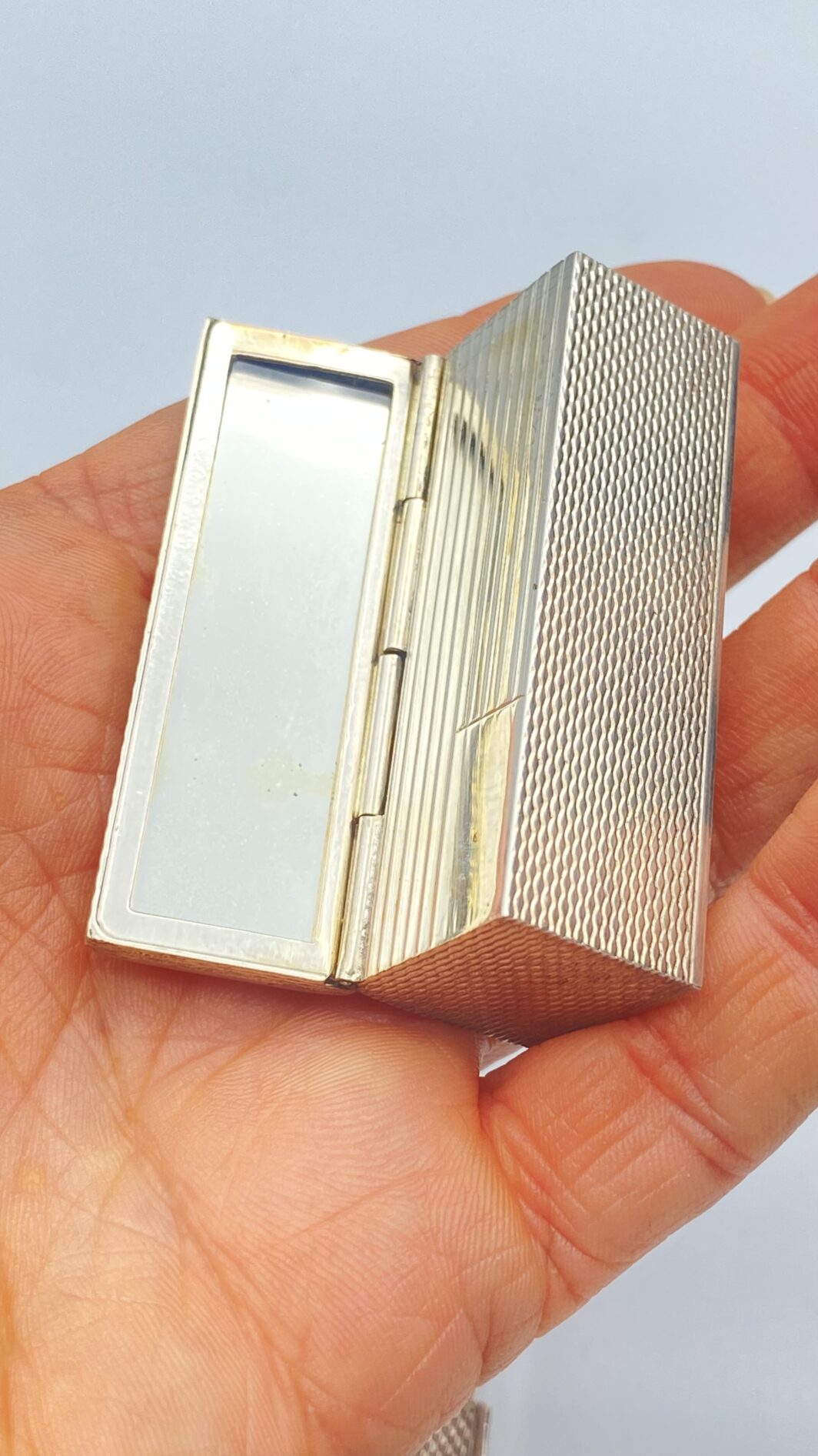 PORTAROSSETTO IN ARGENTO 800, SPECCHIETTO CON APERTURA A SCATTO E CABOCHON DI CORNIOLA. OREFICERIA ITALIANA ANNI ‘20. EDIZIONE LIMITATA - immagine 4