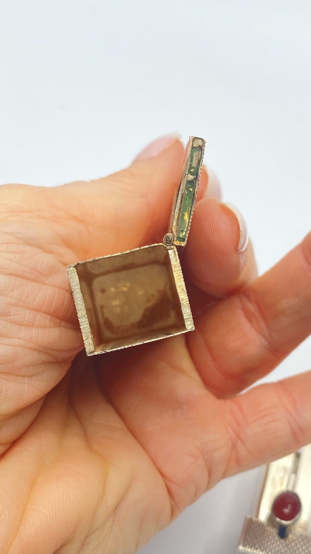 PORTAROSSETTO IN ARGENTO 800, SPECCHIETTO CON APERTURA A SCATTO E CABOCHON DI CORNIOLA. OREFICERIA ITALIANA ANNI ‘20. EDIZIONE LIMITATA - immagine 3